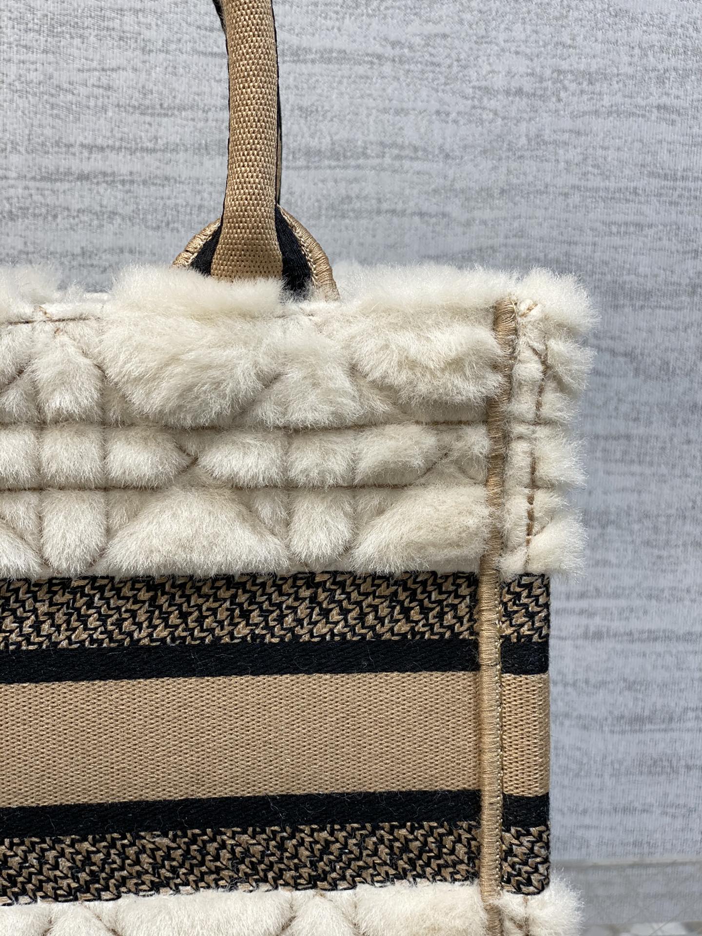 迪D家-Book tote 毛絨米白色 小號