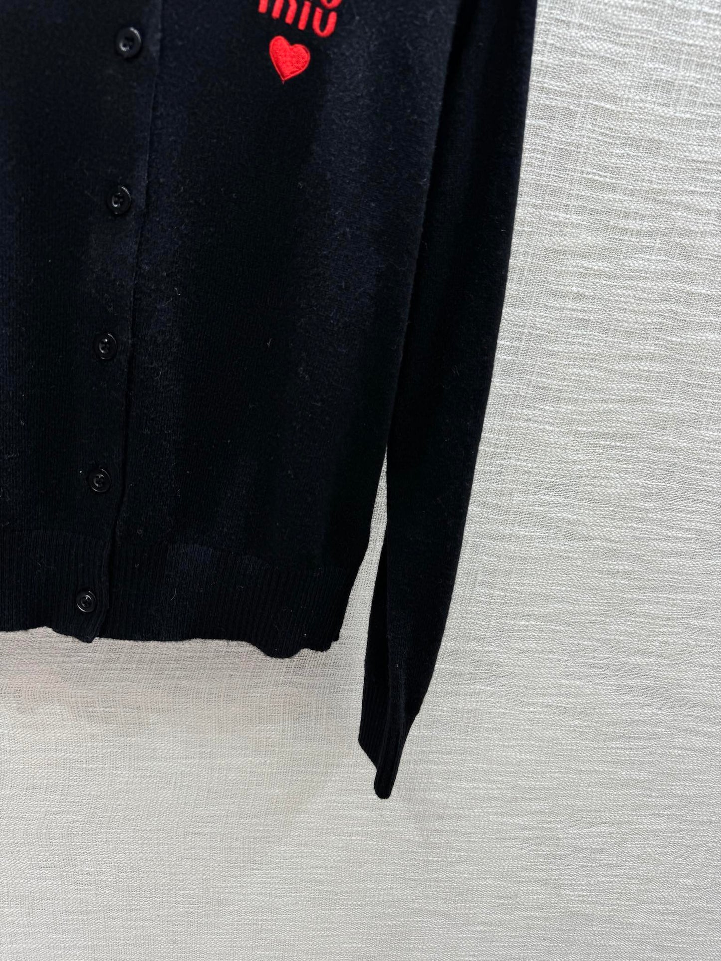 穆M家-2404 愛心刺繡logo針織開襟衫 黑色