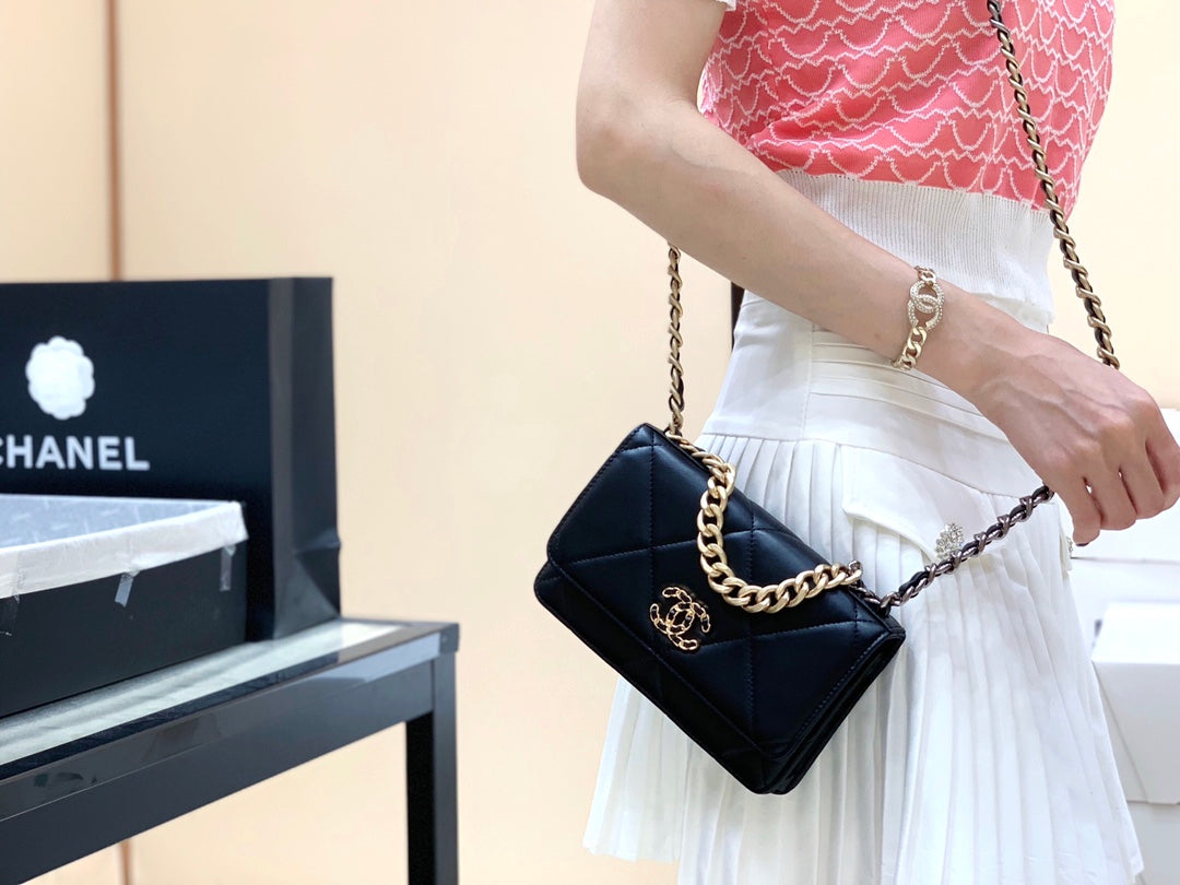 小香家-Chanel 19經典Logo菱格粒紋Woc手拿包/斜背包 黑色