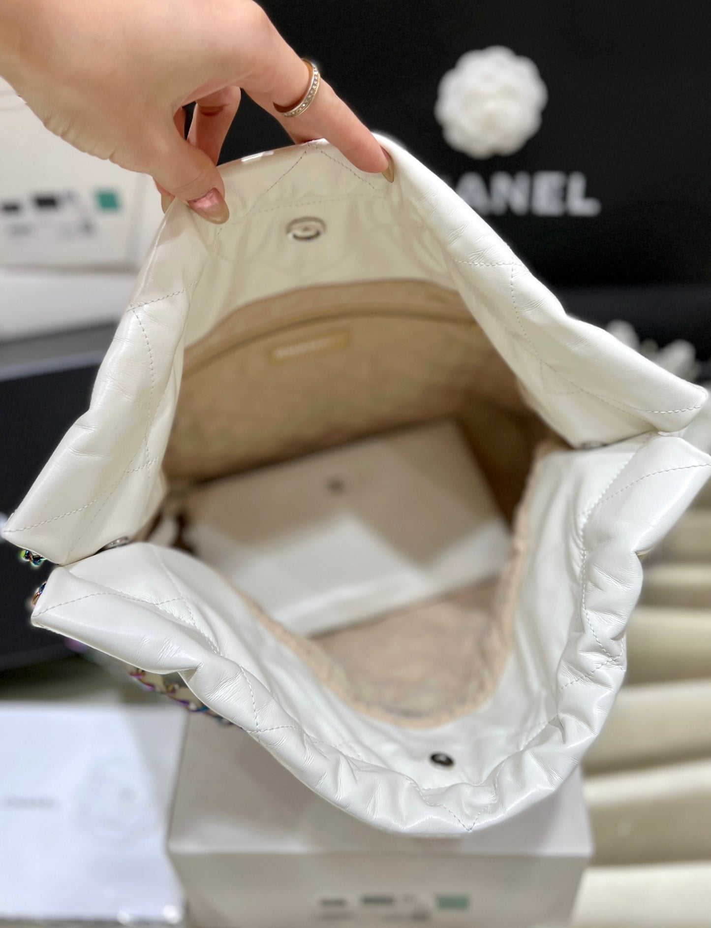 小香風-早春新款Chanel 22號手袋 白色大號