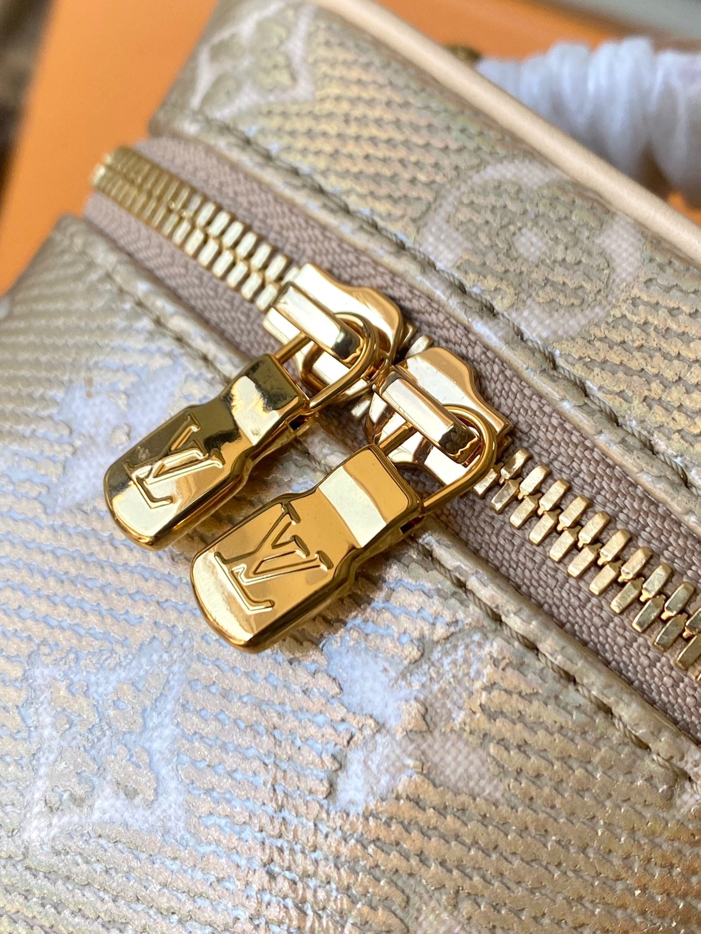 M82467 路L家-Micro Vanity手袋 金色
