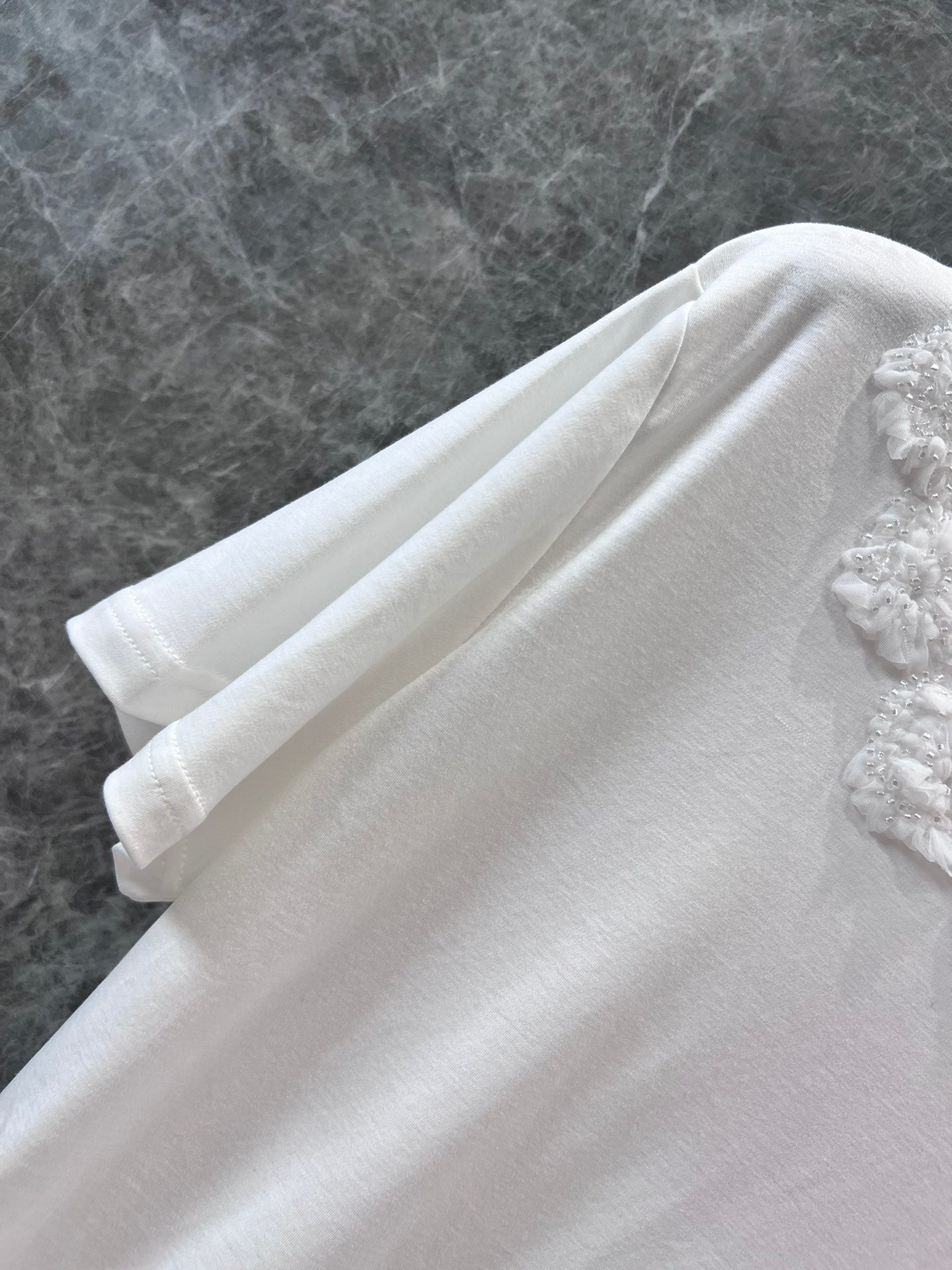 穆M家-2404 24Ss春夏新品經典微標網紗刺繡花朵圓領短袖TEE