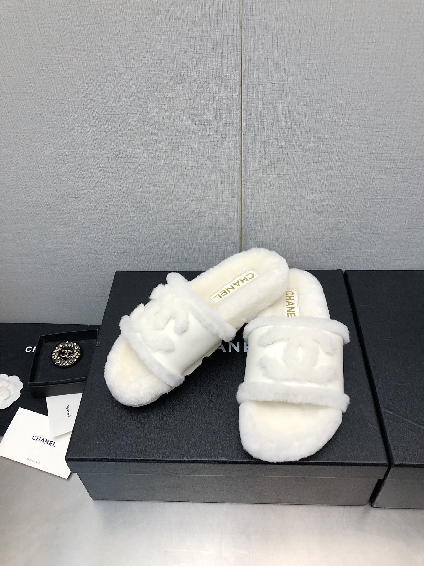 小香家-2023秋冬新款 羊毛格紋拖鞋 皮革白色