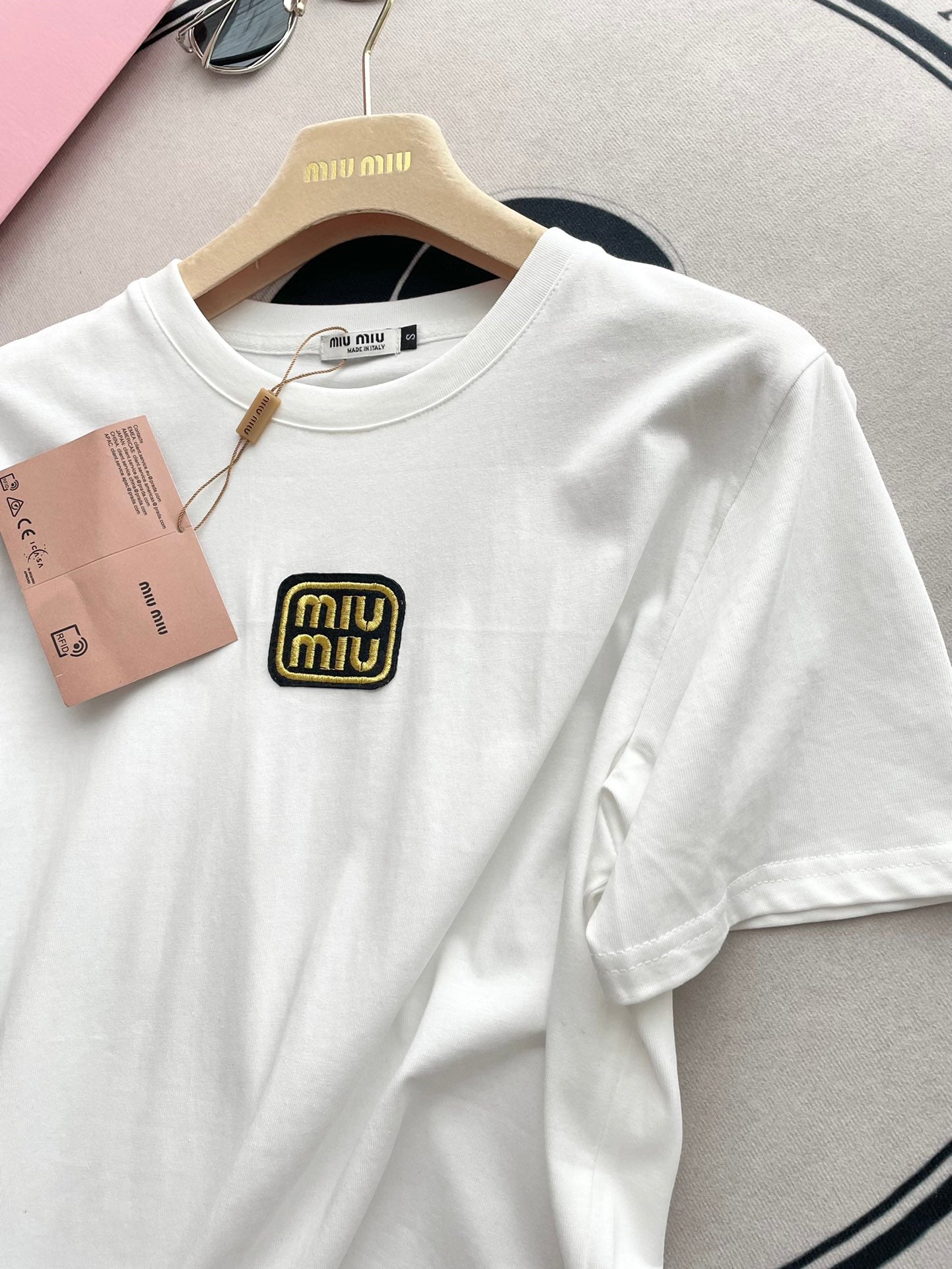 穆M家-2404 刺繡字母貼布短袖Tee 白色