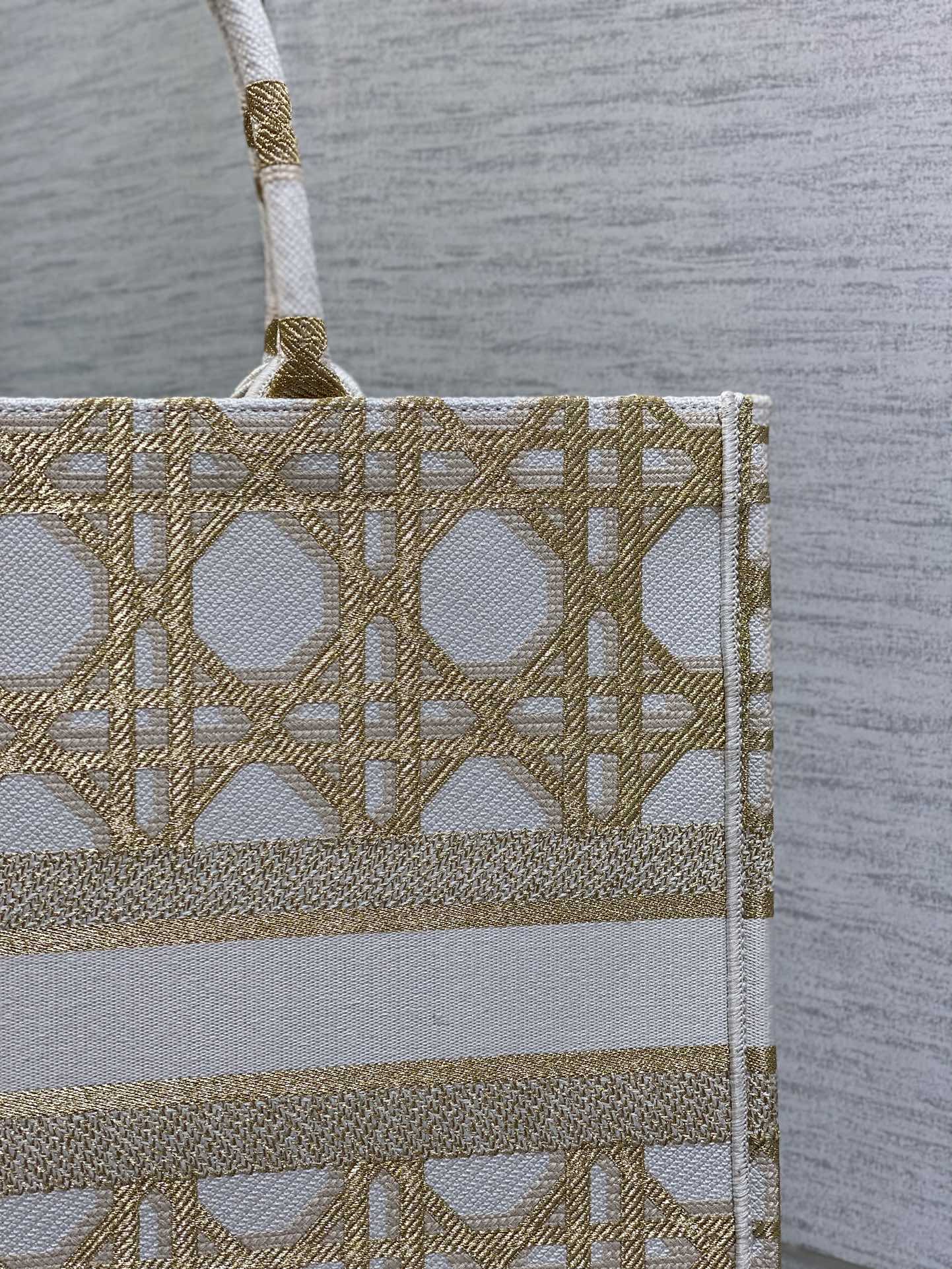 迪D家-2024春夏系列 Book Tote  經典的菱形格 白金色 大號