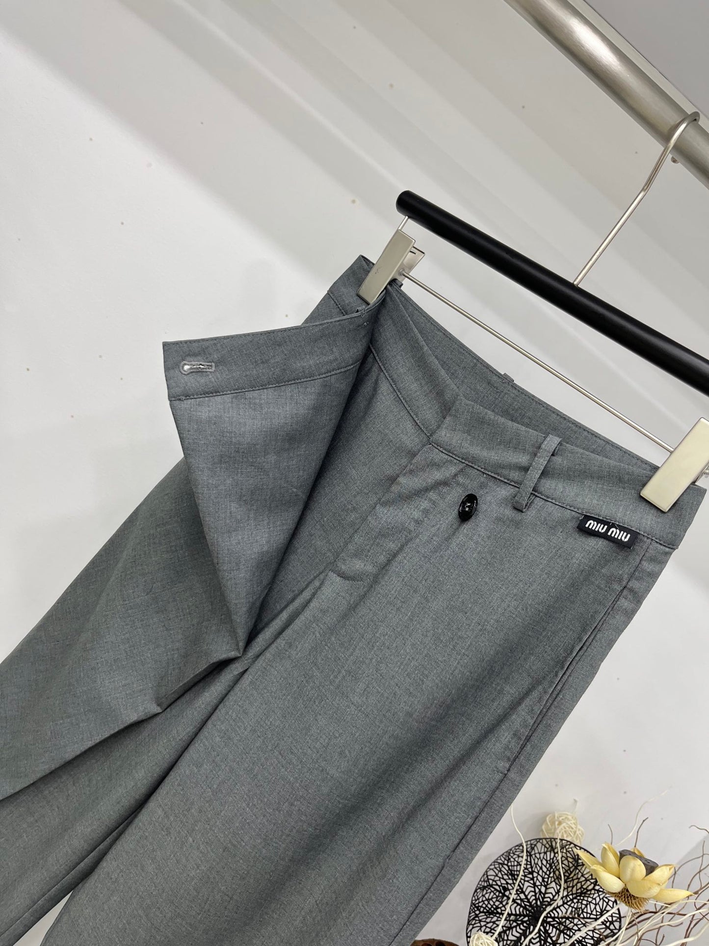 穆M家-2404 24新款斜扣式西褲 灰色