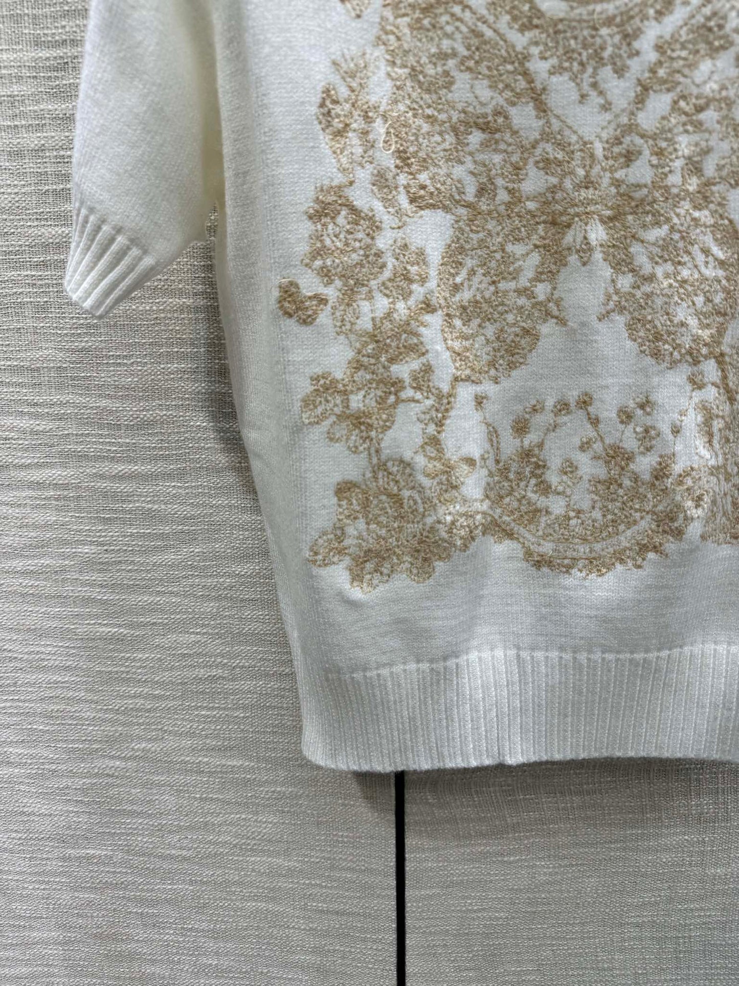 迪D家-2403 花花蝴蝶系列刺繡針織短袖 白色