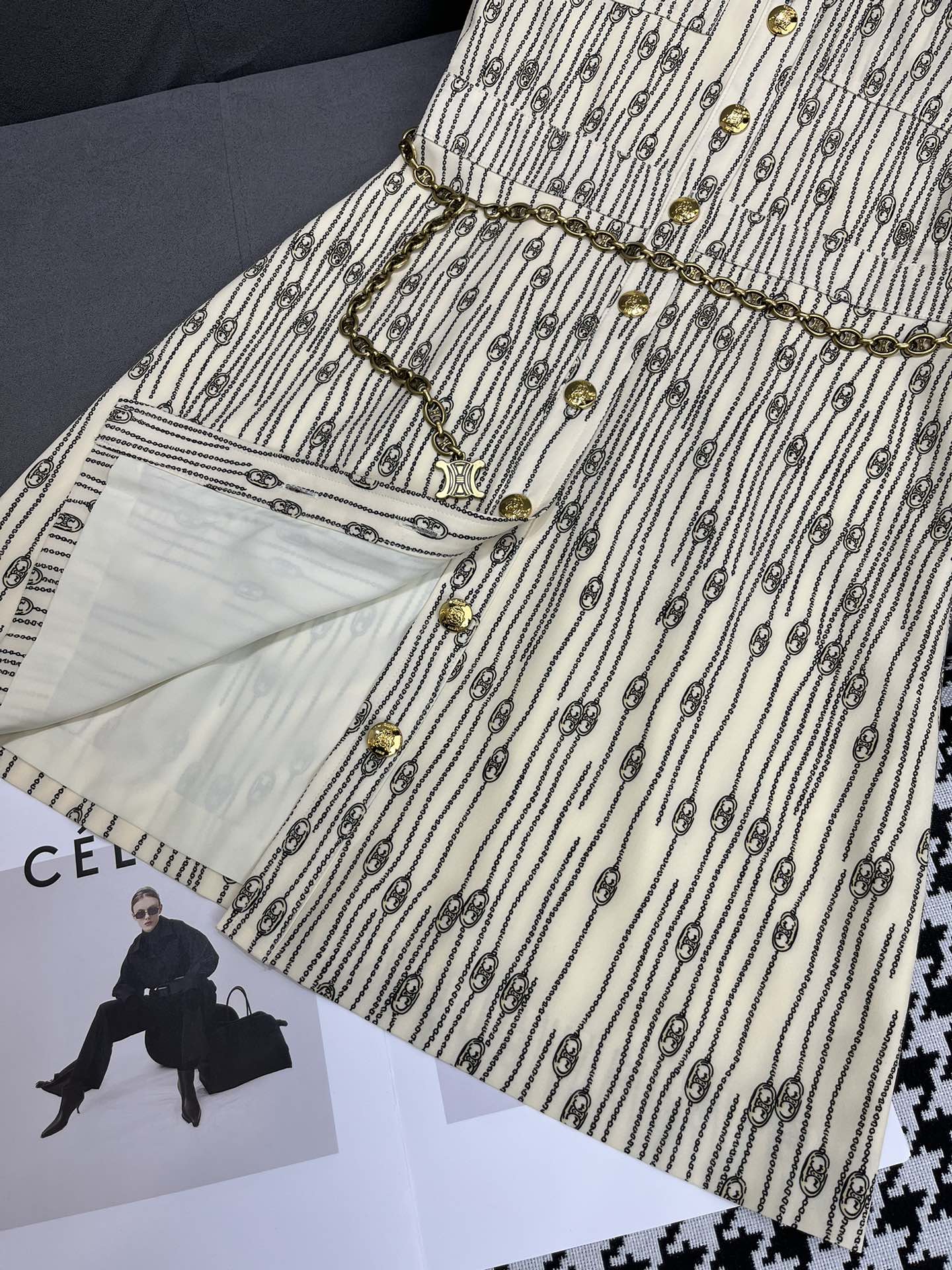 賽C家-2403 新款凱旋門鏈條印花翻領連身裙 鵝黃色