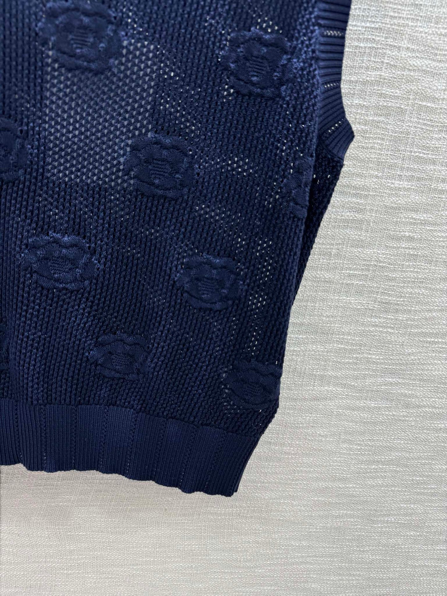 小香家-2403 山茶花鏤空針織背心 黑色
