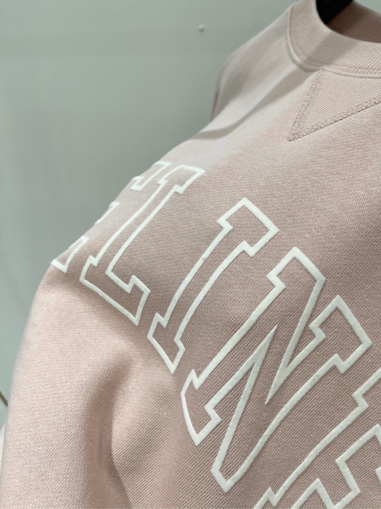 賽C家-2403 粉色植絨字母圓領大學TEE