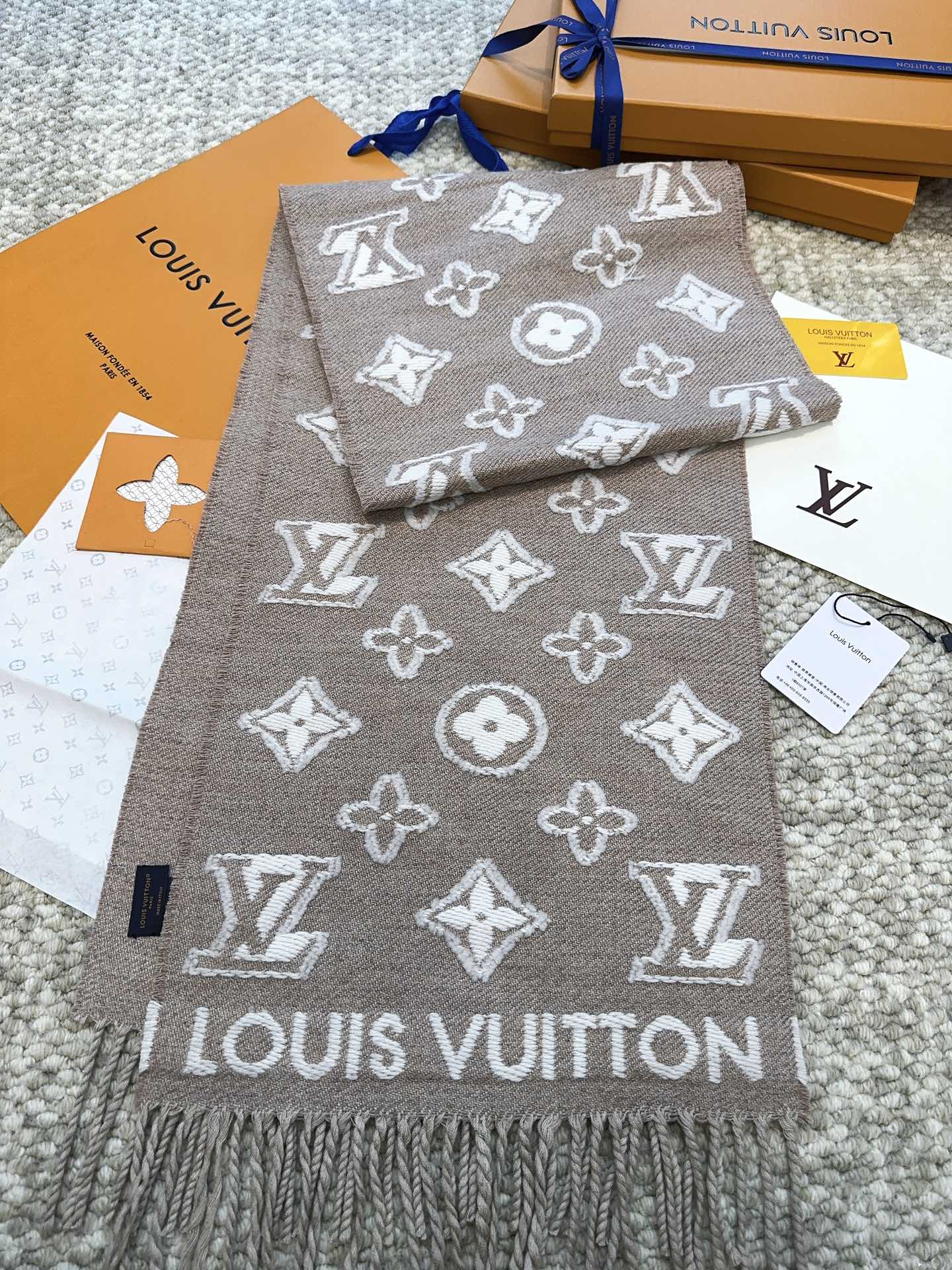 路L家- 2024 MONOGRAM圖騰圍巾 34*200 燕麥色