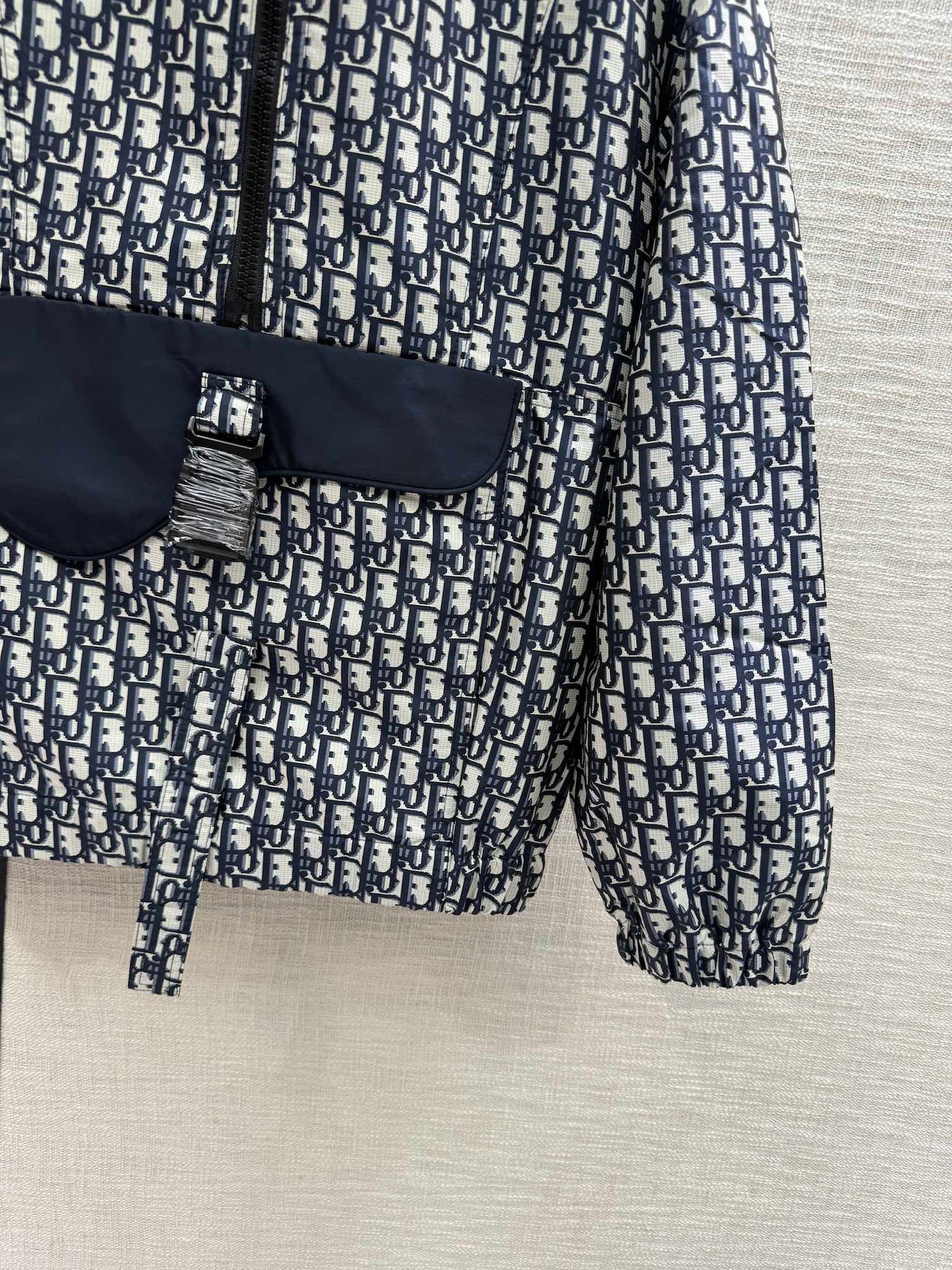 迪D家-2403 馬鞍包口袋連帽衝鋒衣短褲套裝