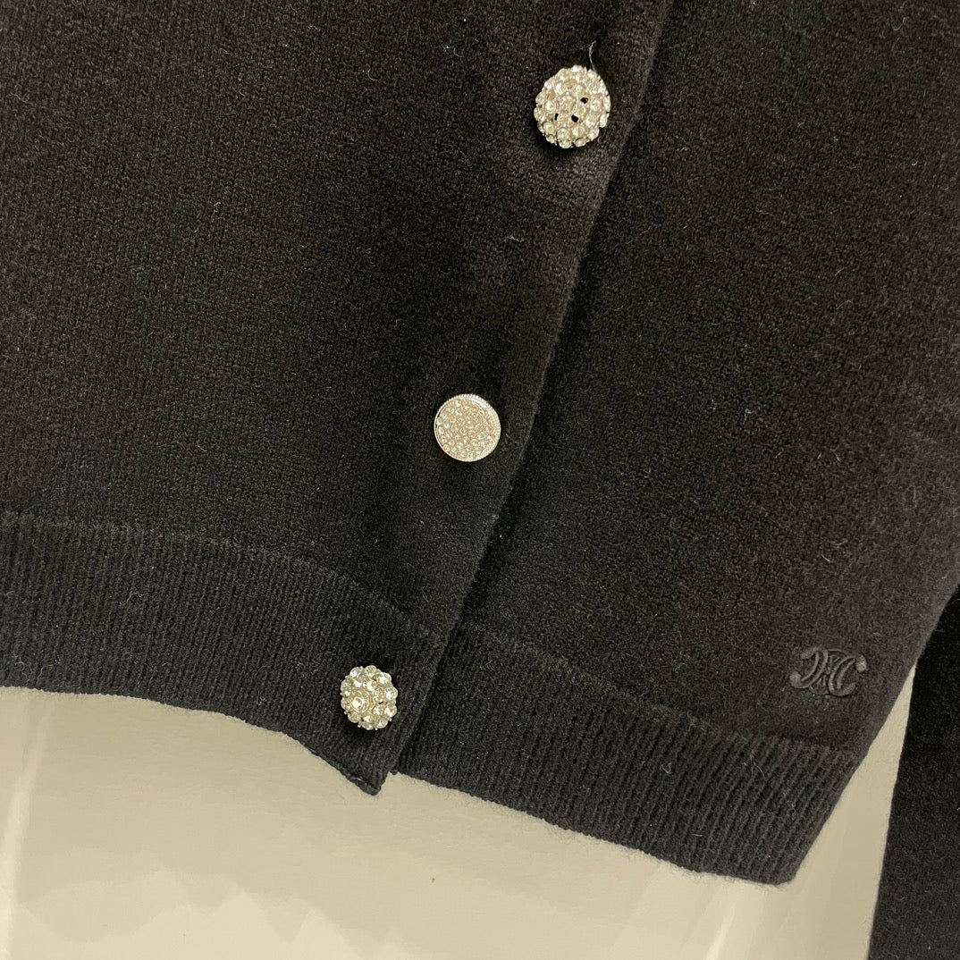 賽C家-2403 重工鑲鑽扣圓領針織衫 黑色