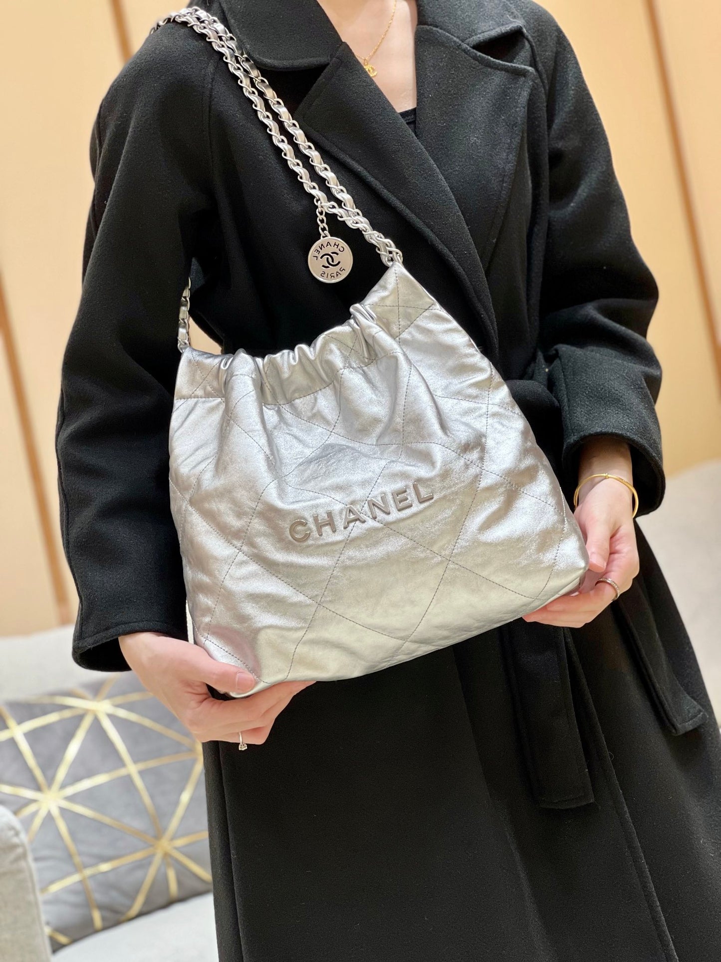 小香家-2023春夏新款 22BAG 小號 銀色 上身圖