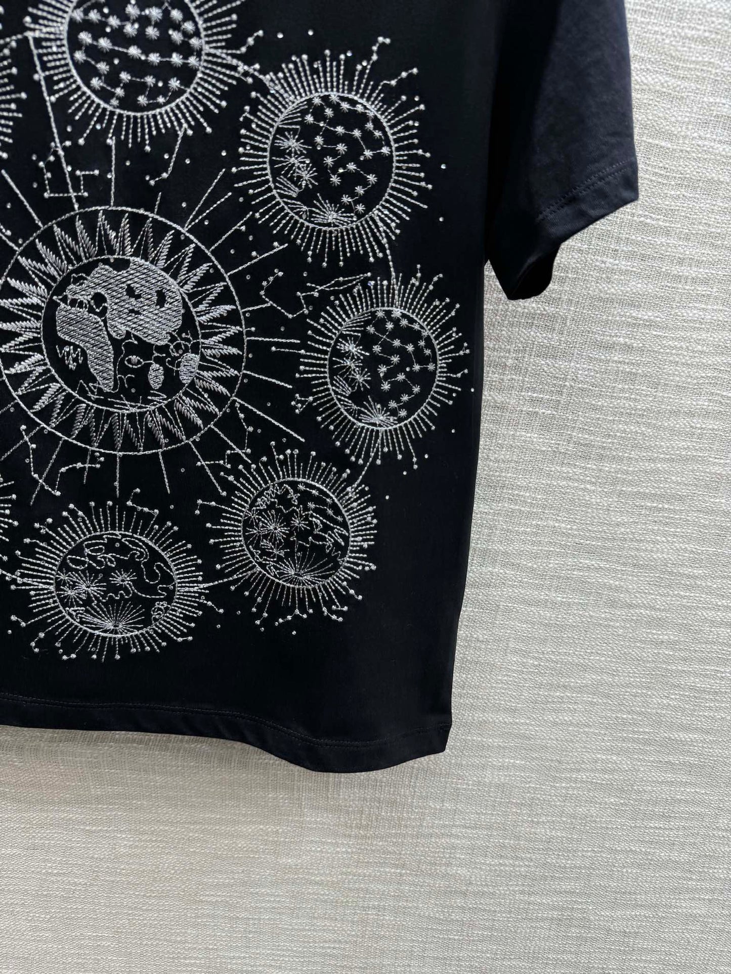 迪D家-2403 24早春最新撞色刺繡高訂百搭TEE 黑色