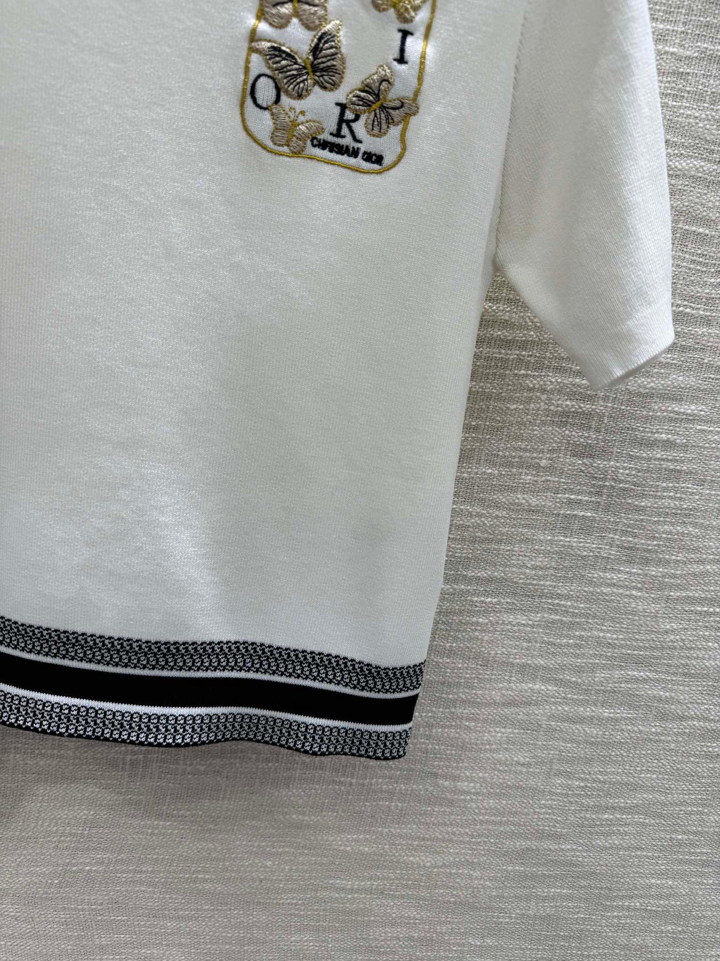 迪D家-2403 刺繡蝴蝶圓領針織短袖 白色