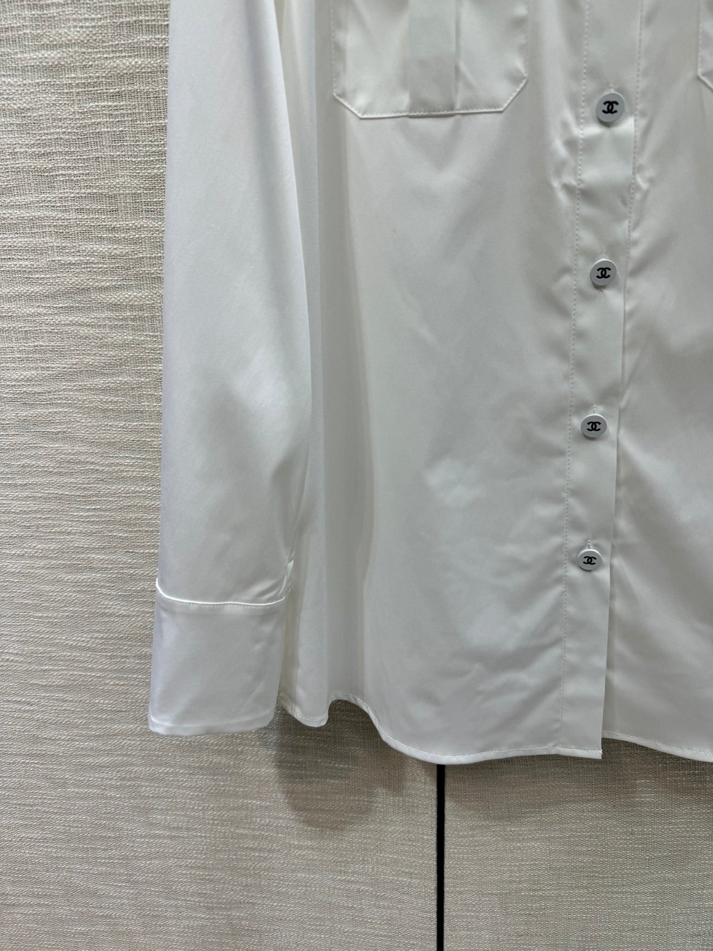 小香家-2403 翻領雙口袋刺繡字母logo襯衫 白色