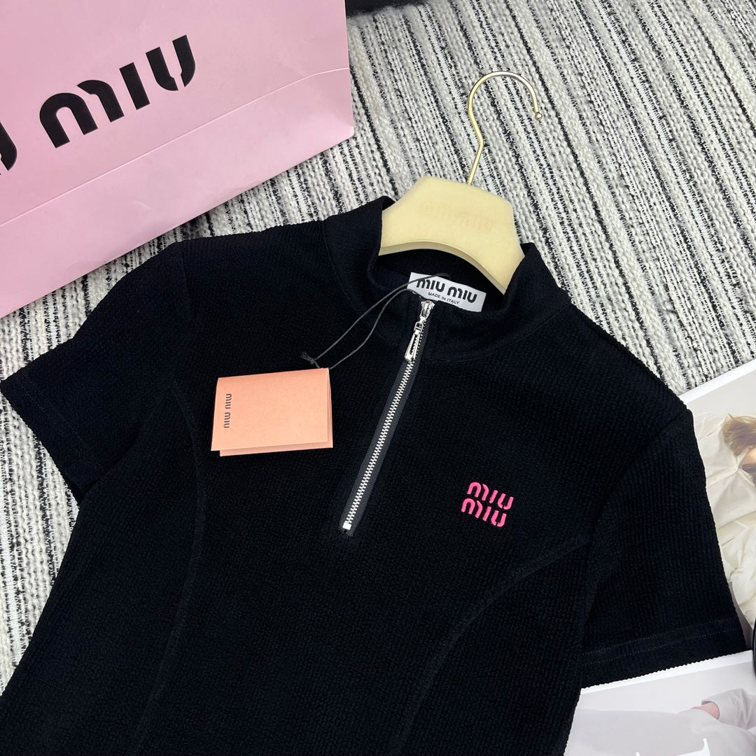 穆M家-2404 24年春夏系列 Miu新款立領墊肩修身套裝 黑色