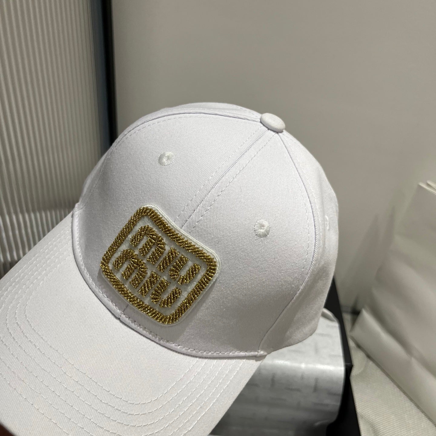 穆m家-刺繡貼標logo棒球帽 白色