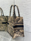 迪D家-Book Tote 2023春夏系列 老虎刺繡 杏色 小號