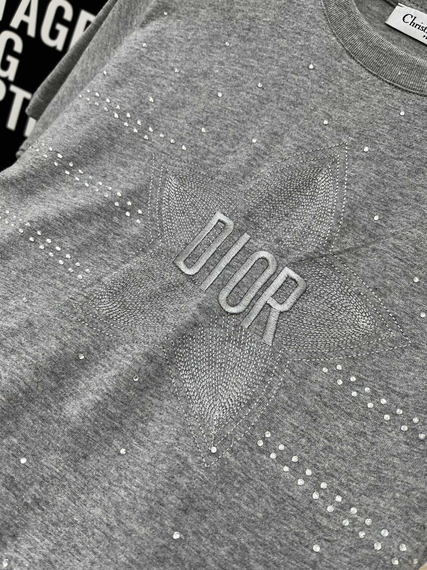 迪D家-2403 重工刺繡燙鑽TEE 灰色