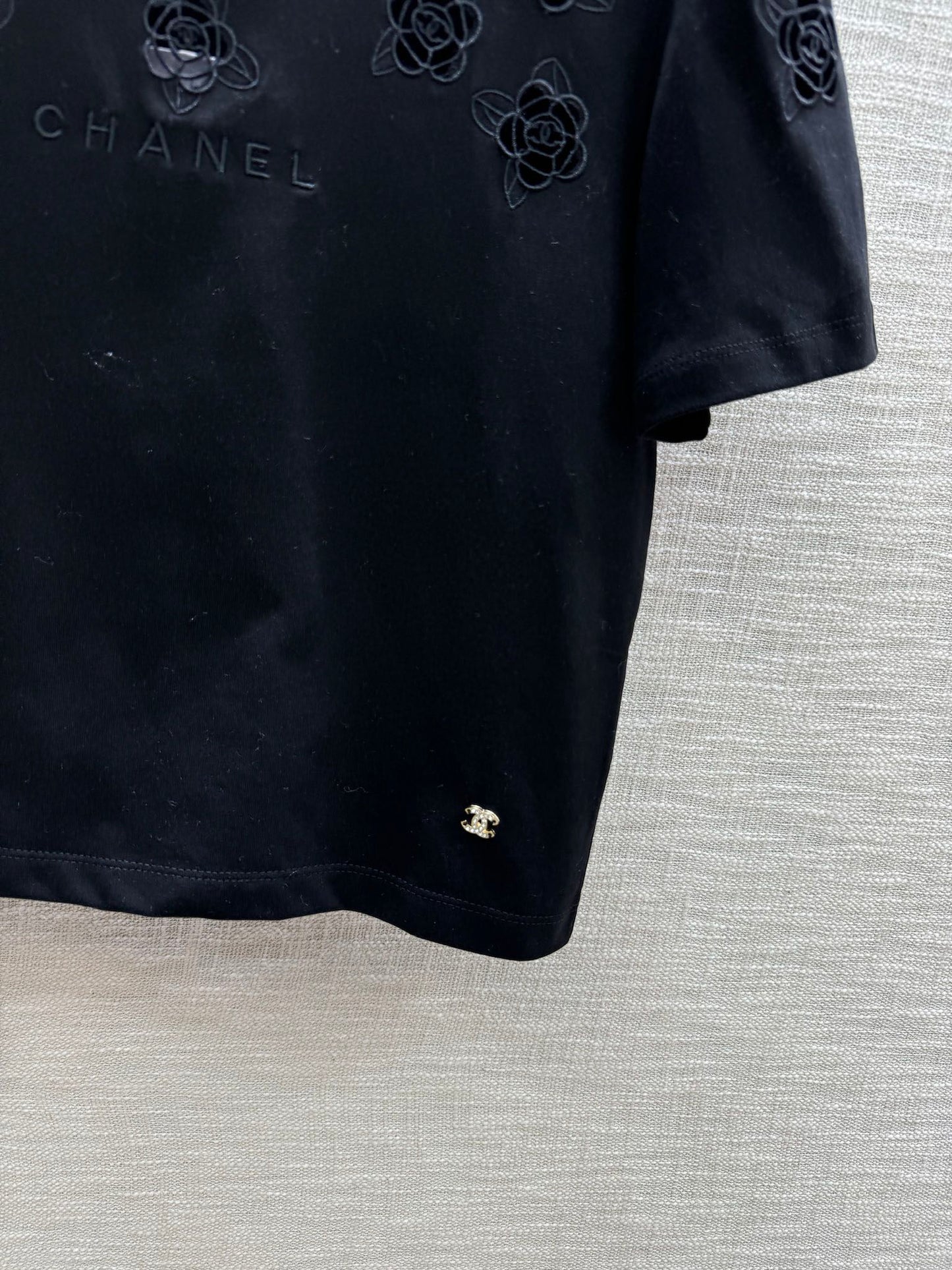 小香家-2403 花朵鏤空TEE 黑色