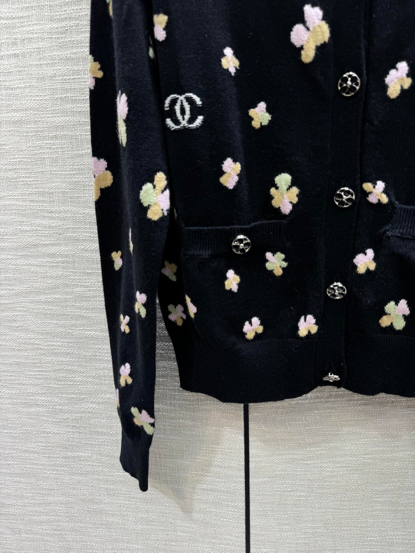 小香家-2403 24早春最新手工坊系列 四葉草針織開襟衫 黑色