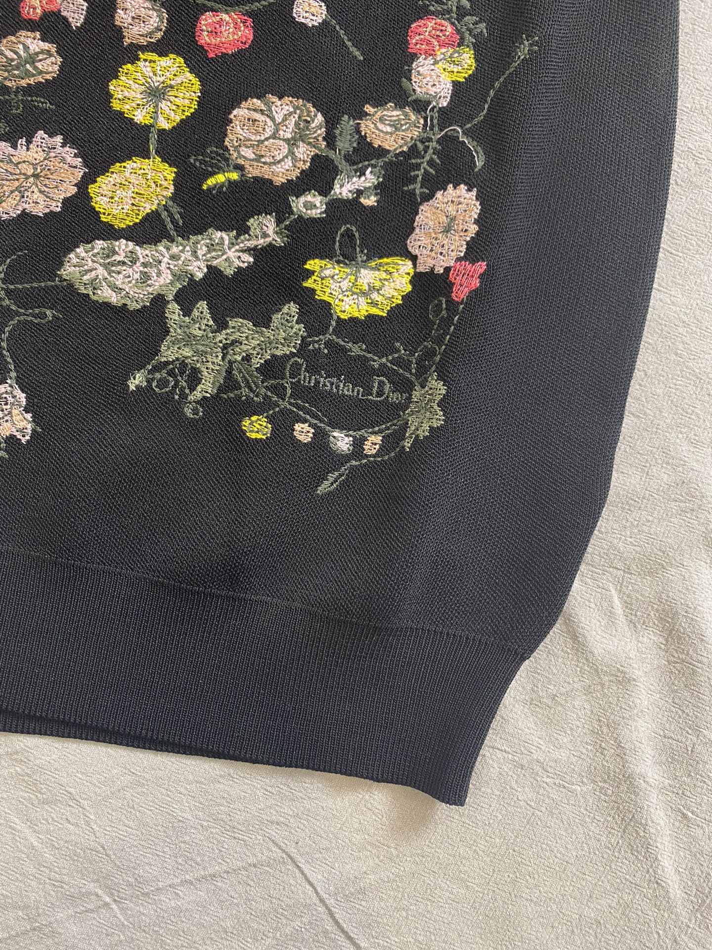 迪D家-2403 24早春最新花卉系列重工刺繡花朵針織背心 黑色