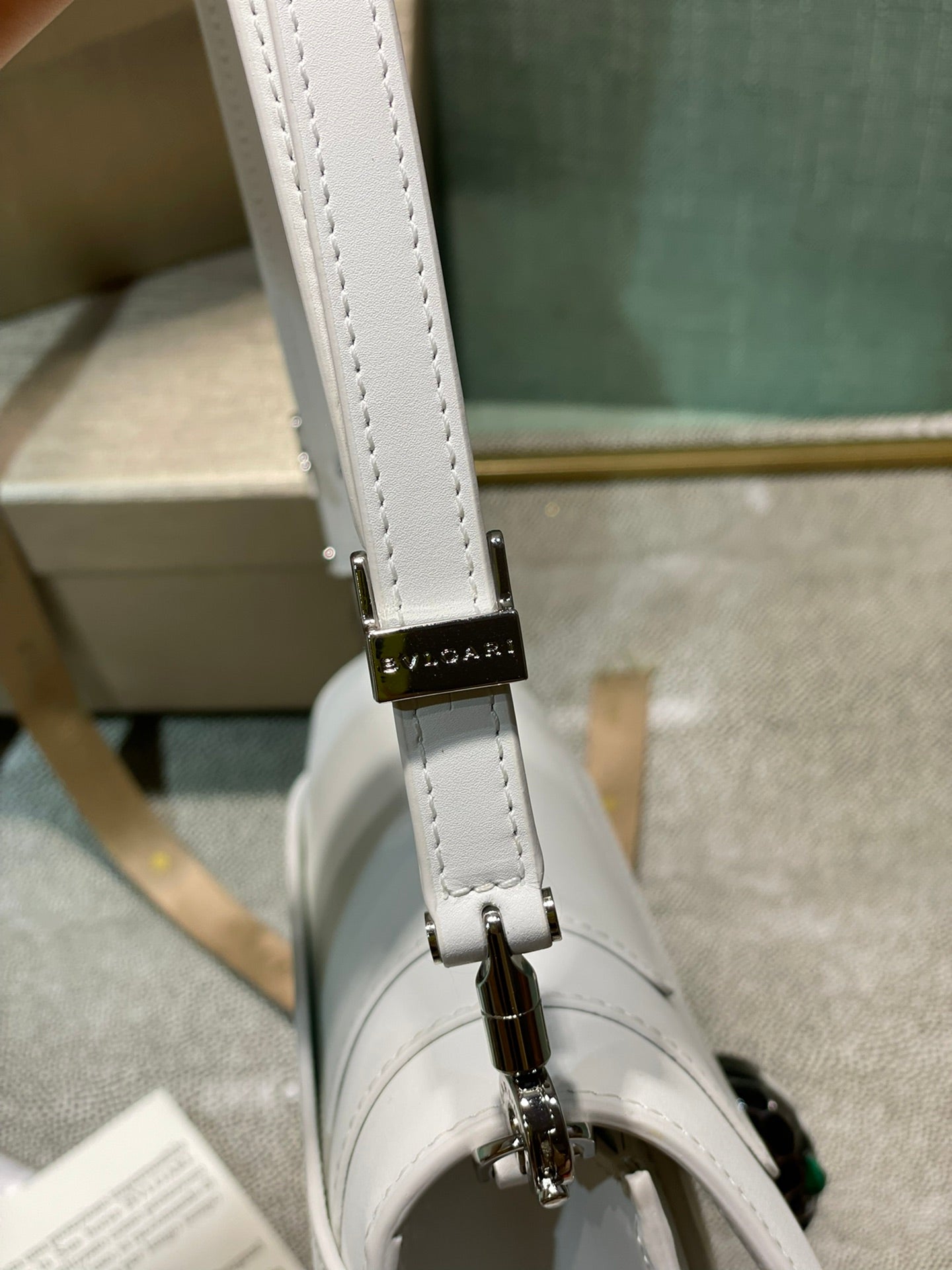 寶B格-Serpenti Forever East-West 小牛皮肩背包 白色
