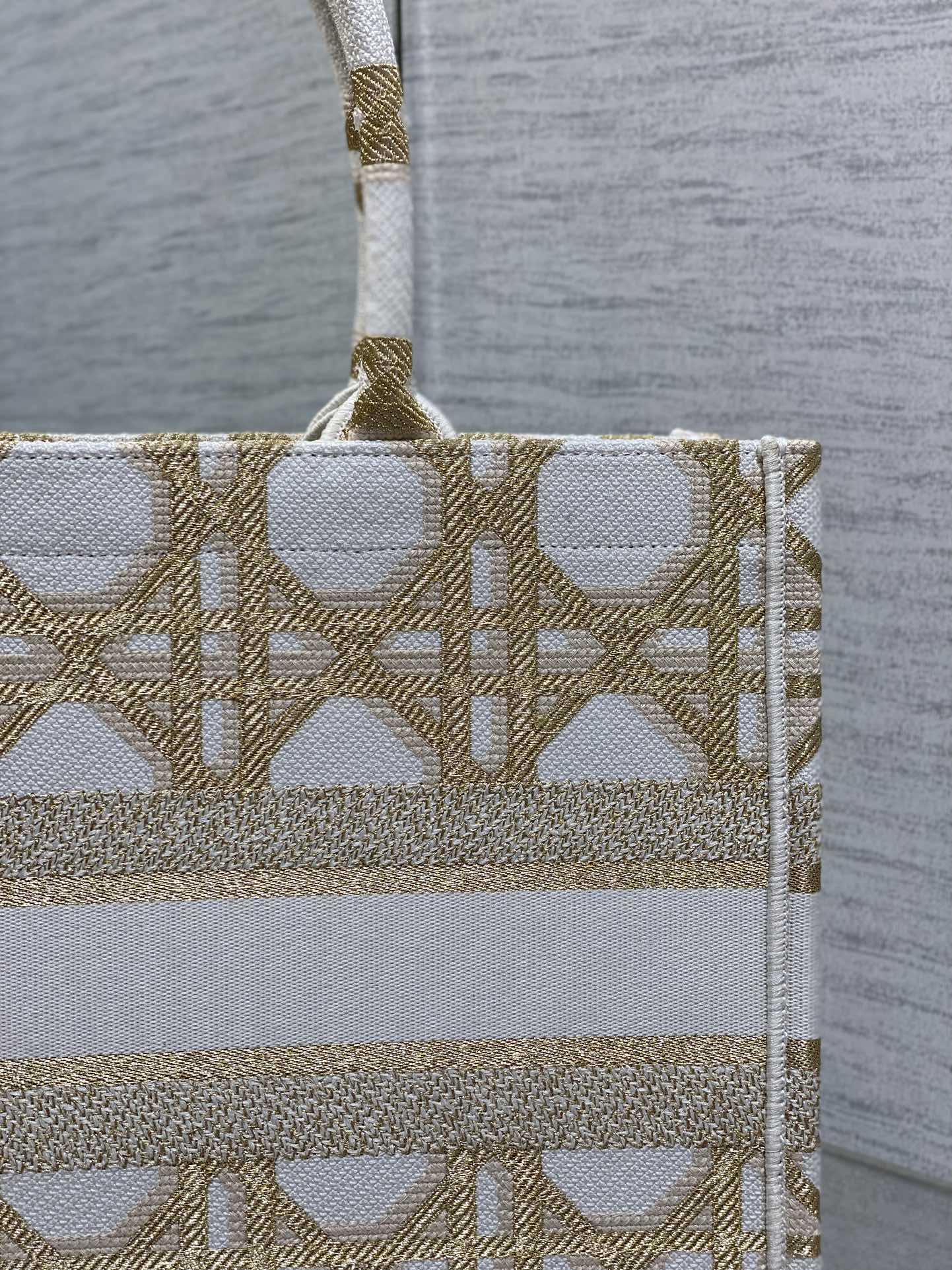迪D家-2024春夏系列 Book Tote  經典的菱形格 白金色 中號
