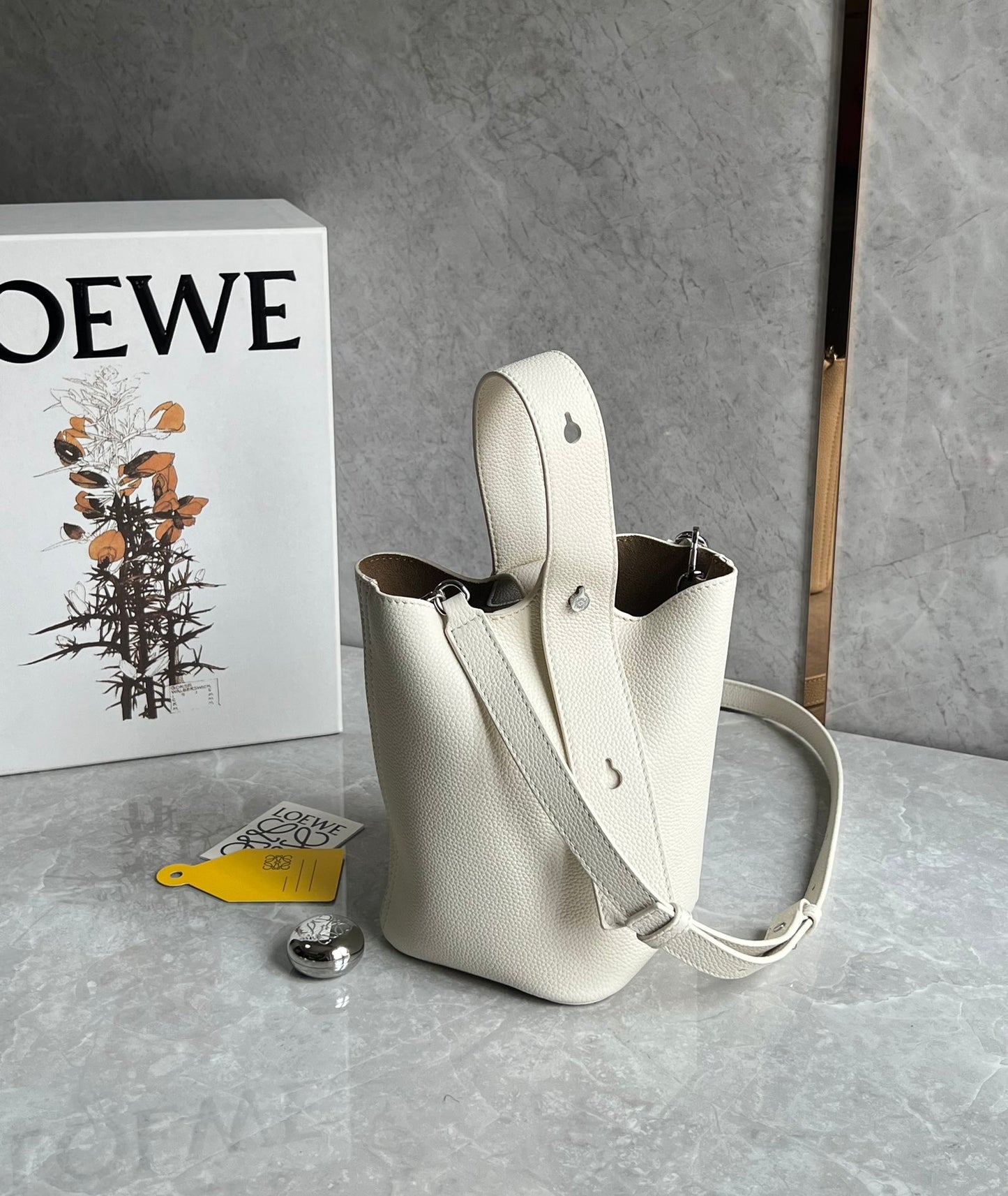羅L威-Pebble Bucket迷你水桶包 象牙白