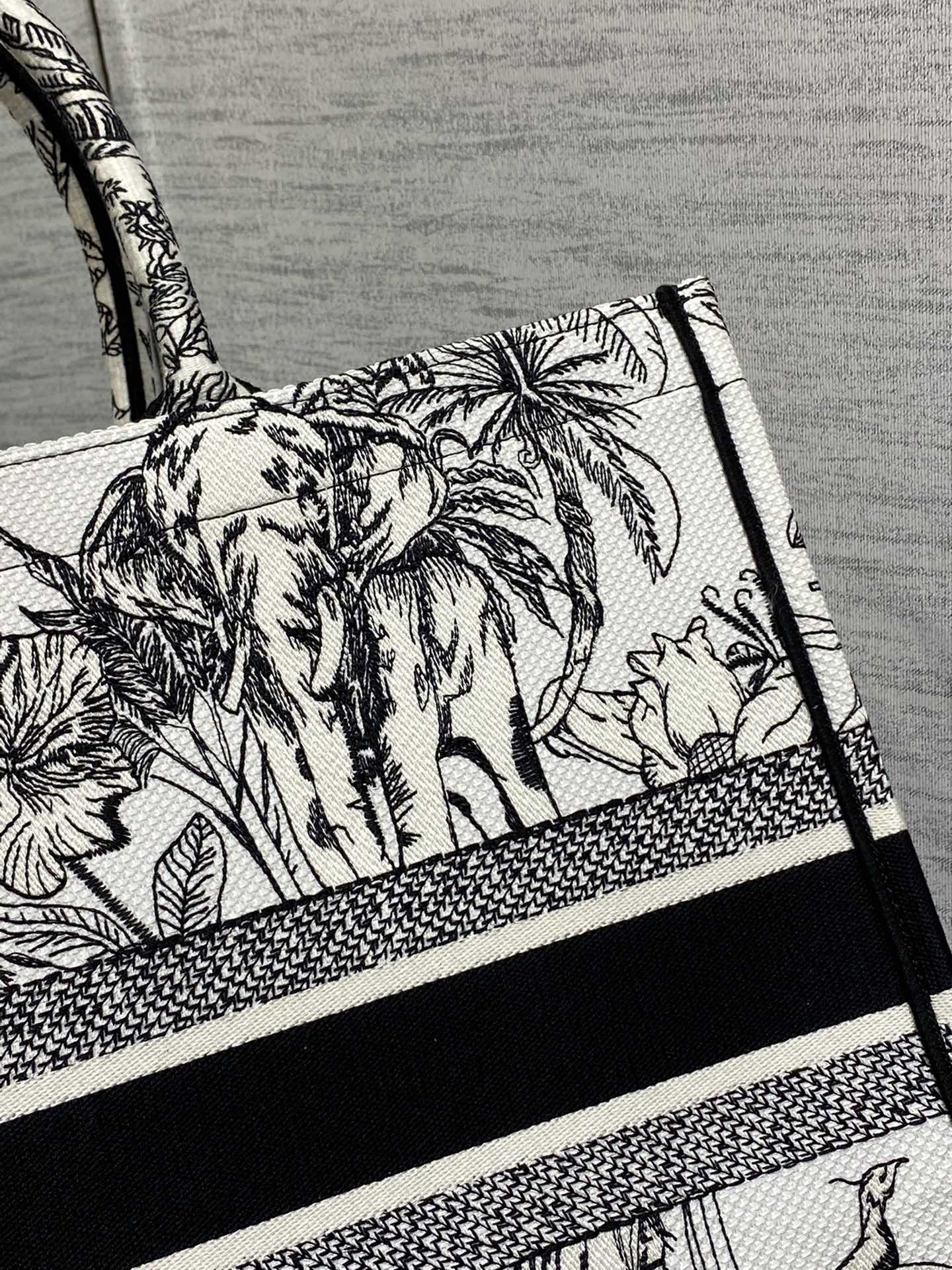 迪D家-Book Tote 2023春夏系列 老虎刺繡 白色 大號