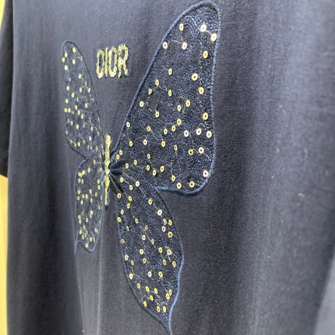 迪D家-2403 蝴蝶刺繡logo圓領短袖TEE 藍色