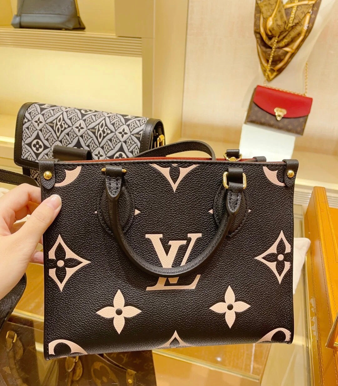 熱銷款 M45560 路L家-Onthego PM 黑色