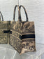 迪D家-Book Tote 2023春夏系列 老虎刺繡 杏色 中號