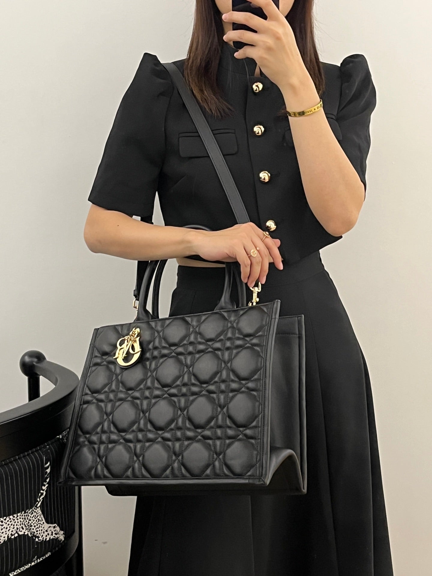 熱銷款 迪D家-2024春夏系列 Book Tote  菱格紋牛皮 黑色 中號