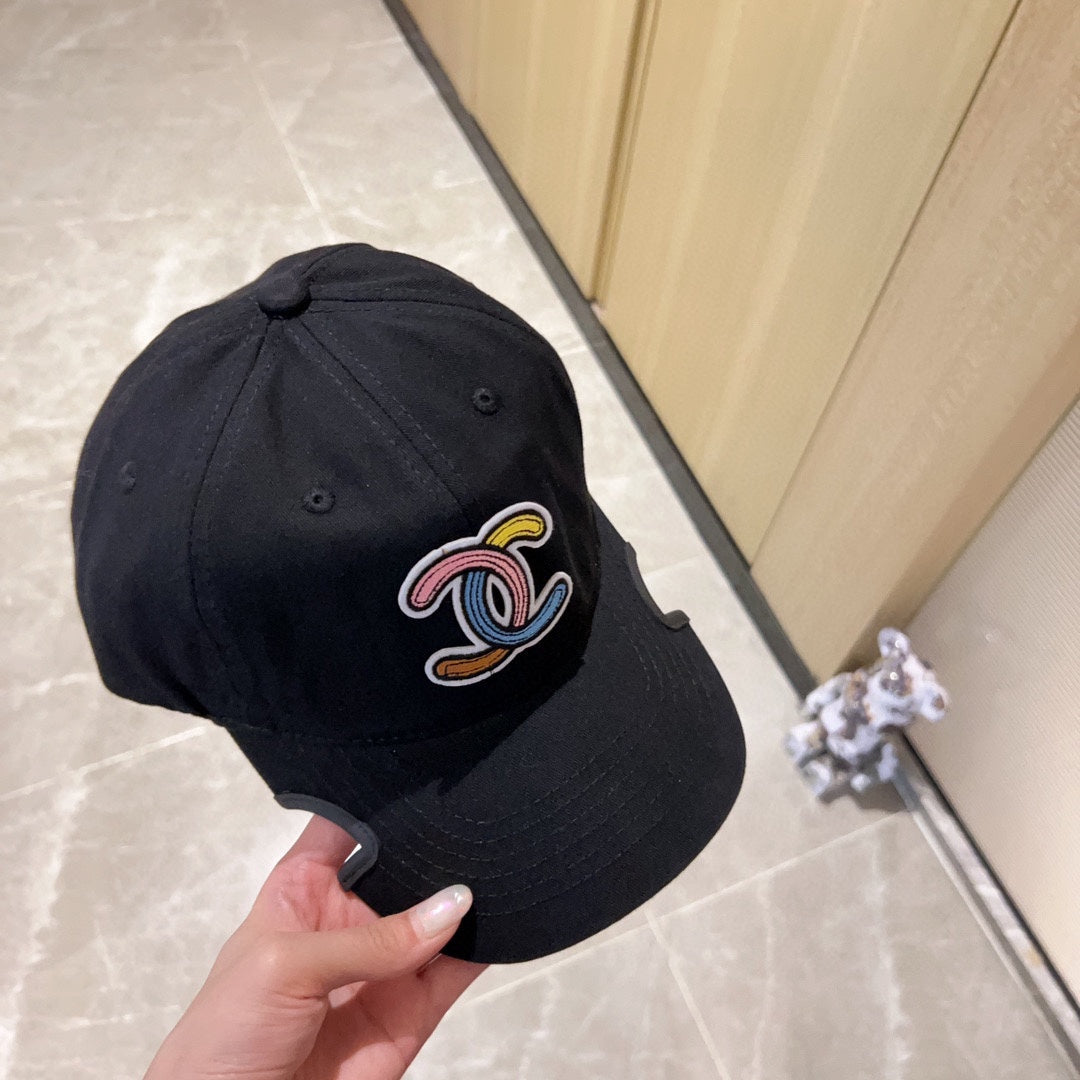 小香家-2023新款造型彩色Logo棒球帽 黑色