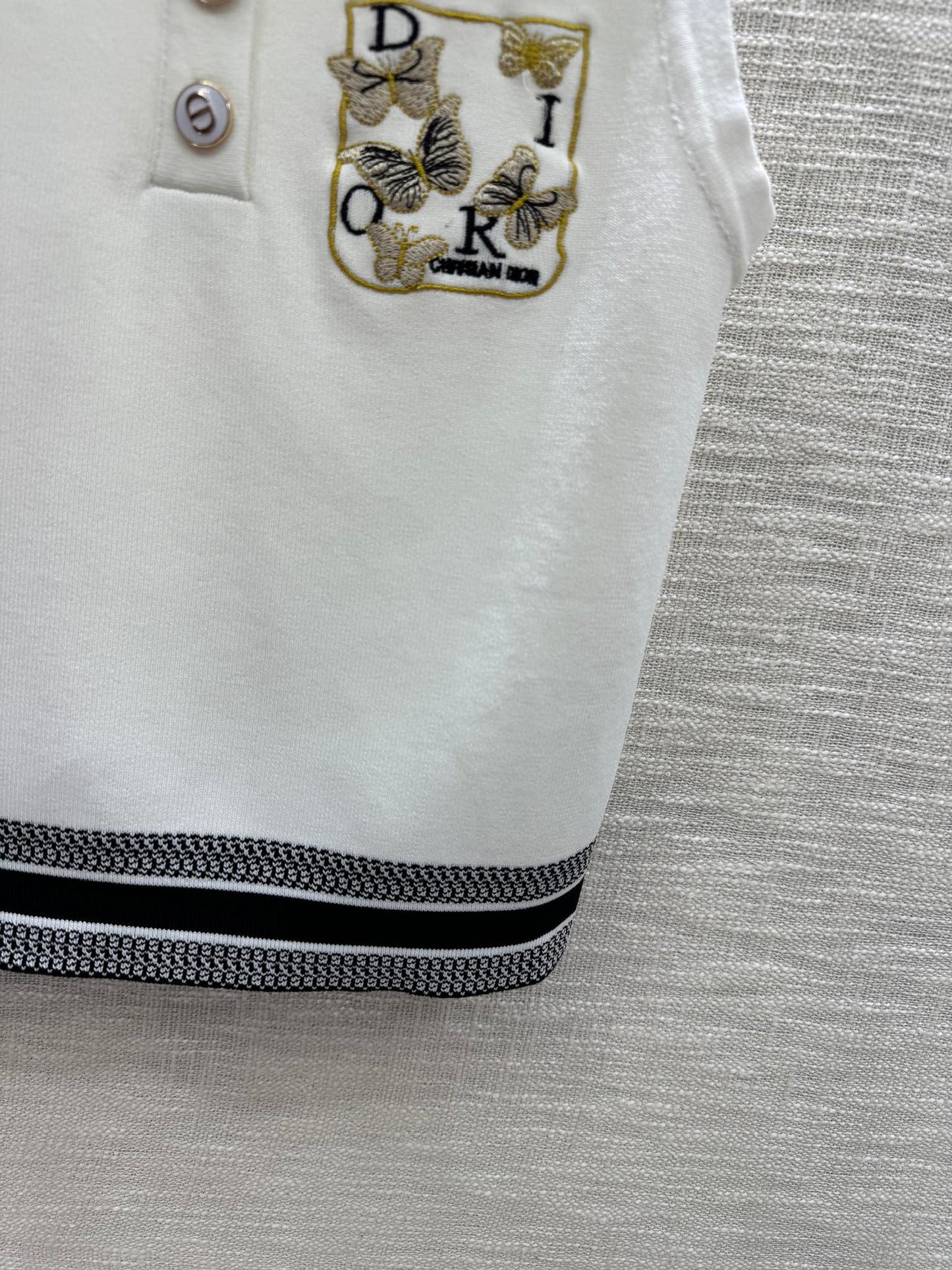迪D家-2403 刺繡蝴蝶POLO領針織背心 白色
