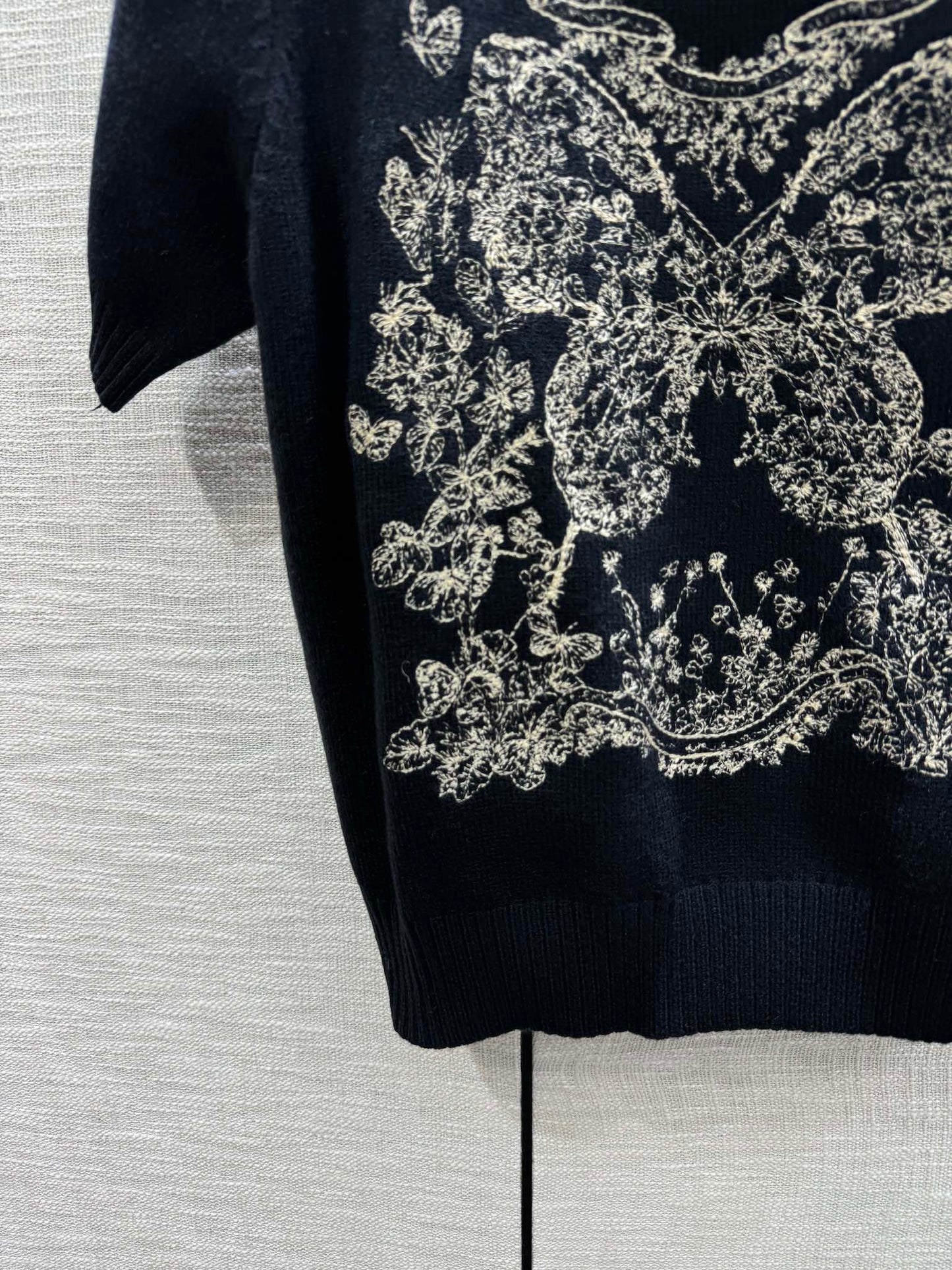 迪D家-2403 花花蝴蝶系列刺繡針織短袖 黑色