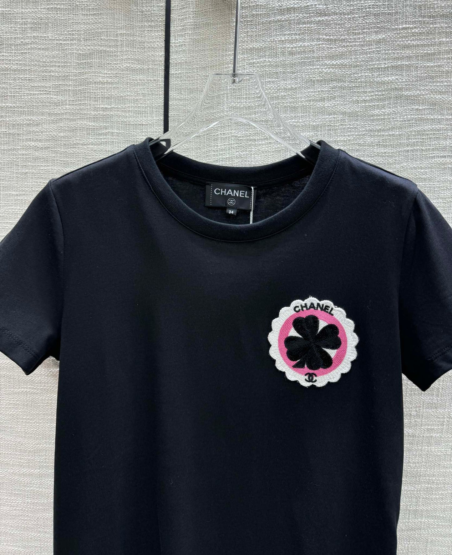 小香家-2403 刺繡四葉草字母圓領短袖TEE 黑色
