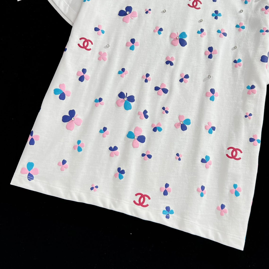 小香家-2403 重工藝定位四葉草珠片圖案藝術圓領純棉TEE 白色