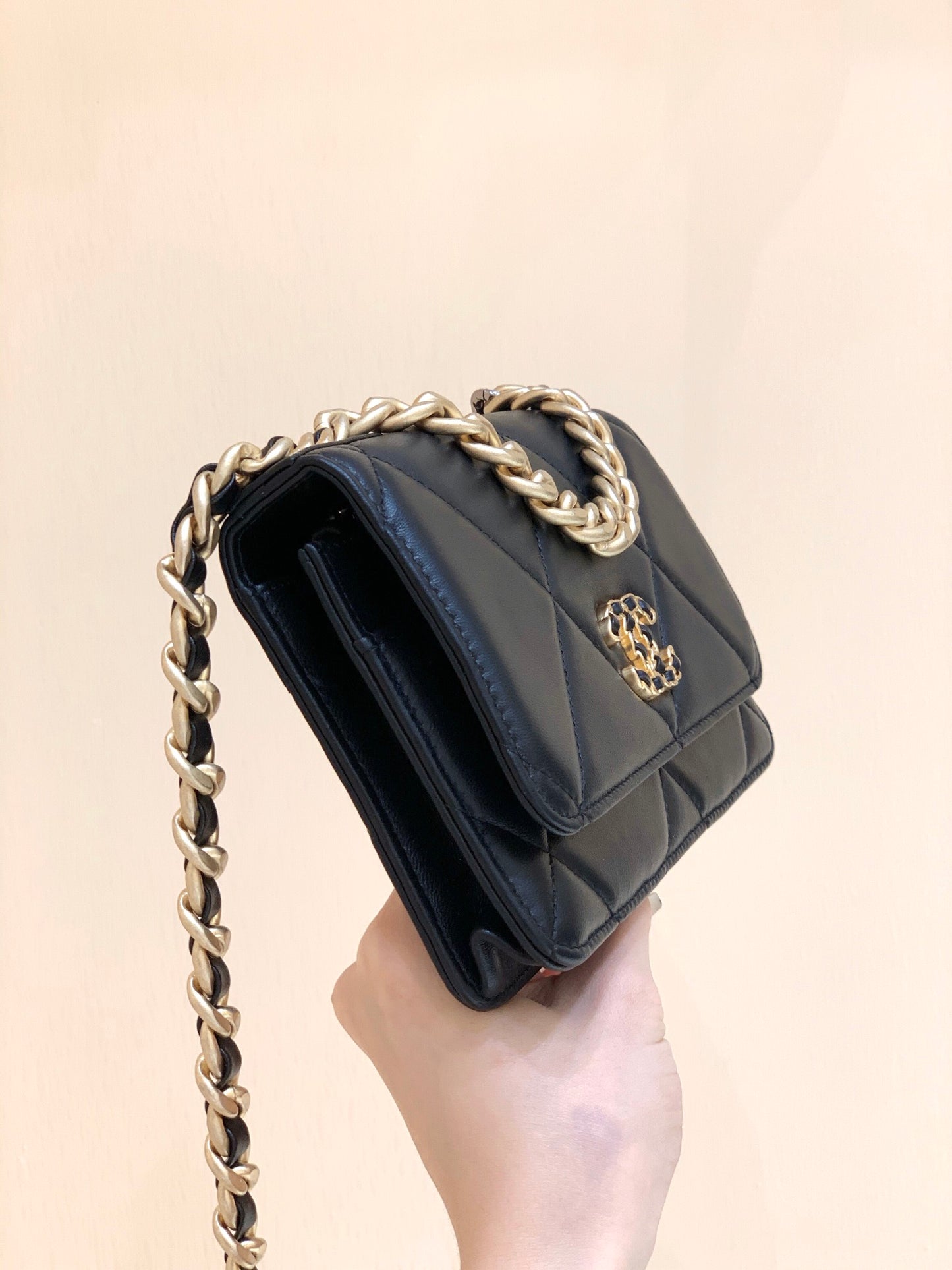 小香家-Chanel 19經典Logo菱格粒紋Woc手拿包/斜背包 黑色