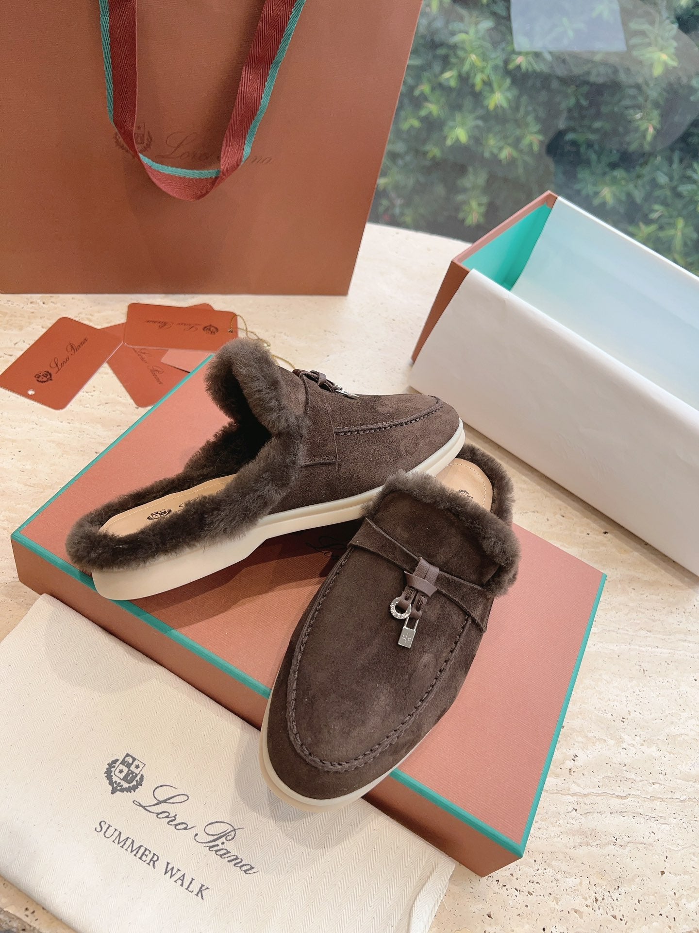 Loro p1ana-英倫流蘇平底毛毛托鞋 男女同款 深咖色