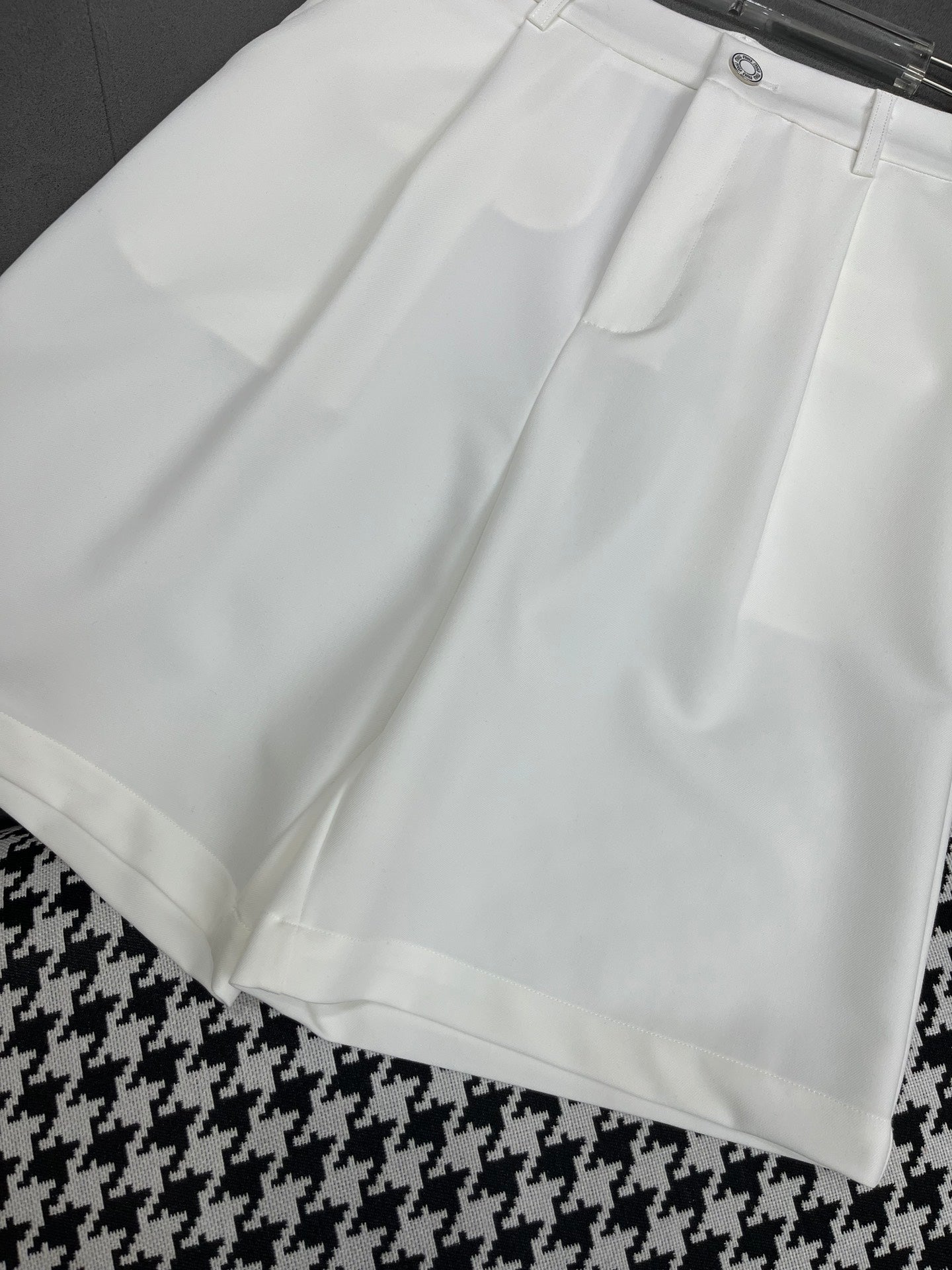穆M家-2404 24SS春夏新款短褲字母金屬扣環裝飾 白色