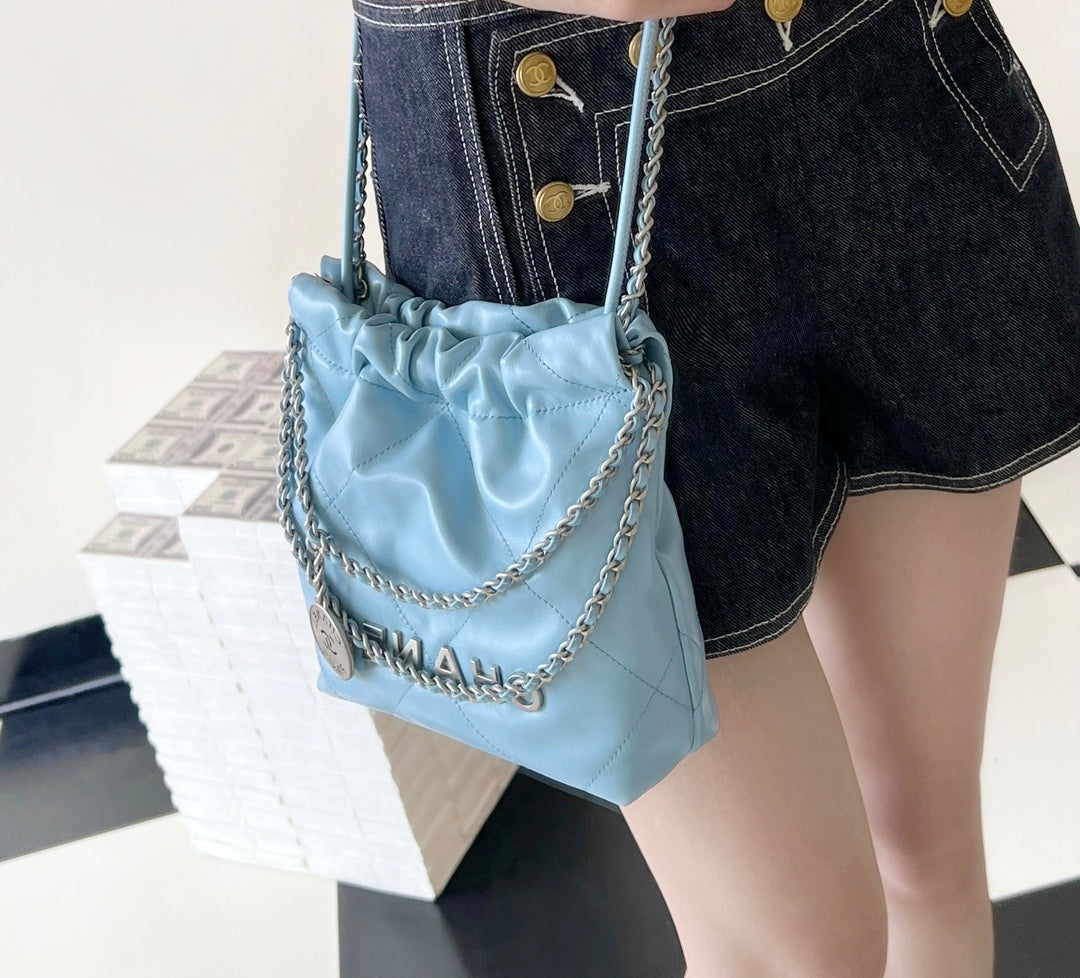 小香家-2023春夏新款 22BAG Mini 奶藍色 上身圖