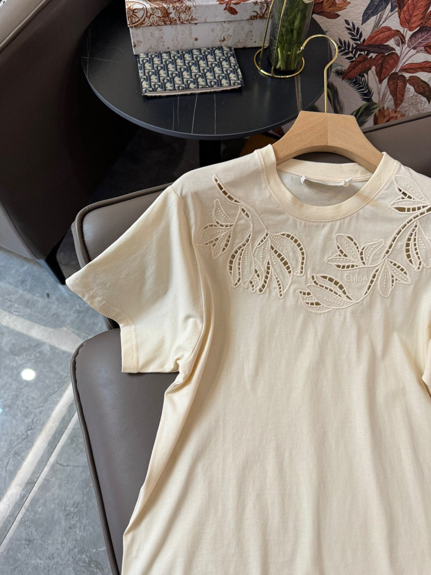 克羅C-2403 24SS新款鏤空繡花短袖TEE 米色