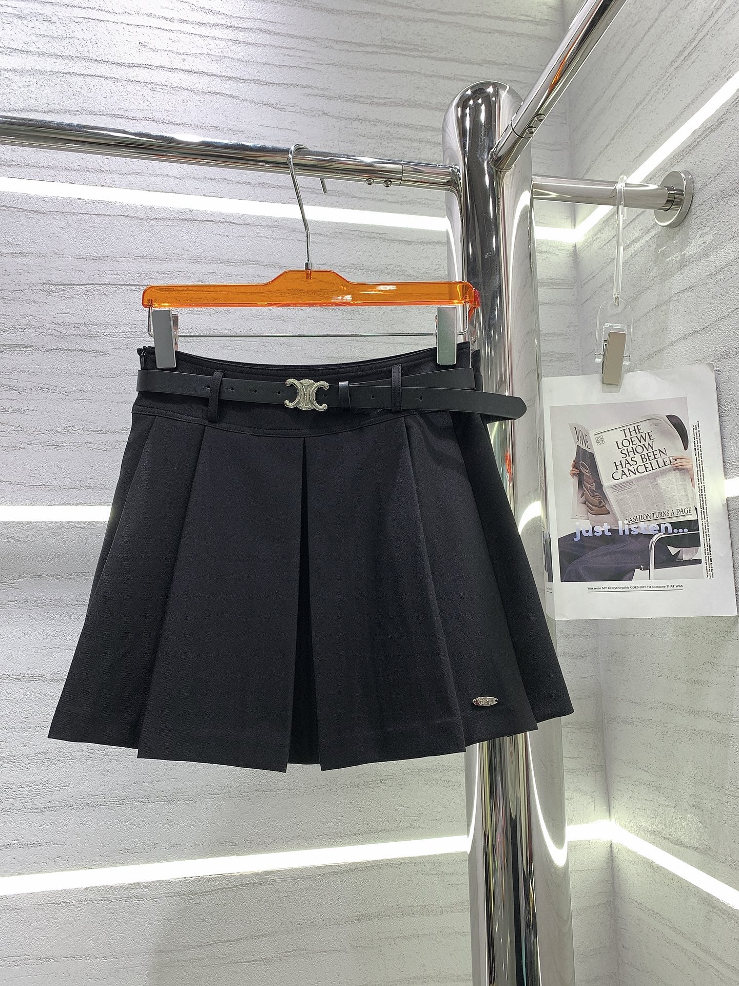 賽C家-2403 新款金屬logo扣皮帶百褶短裙