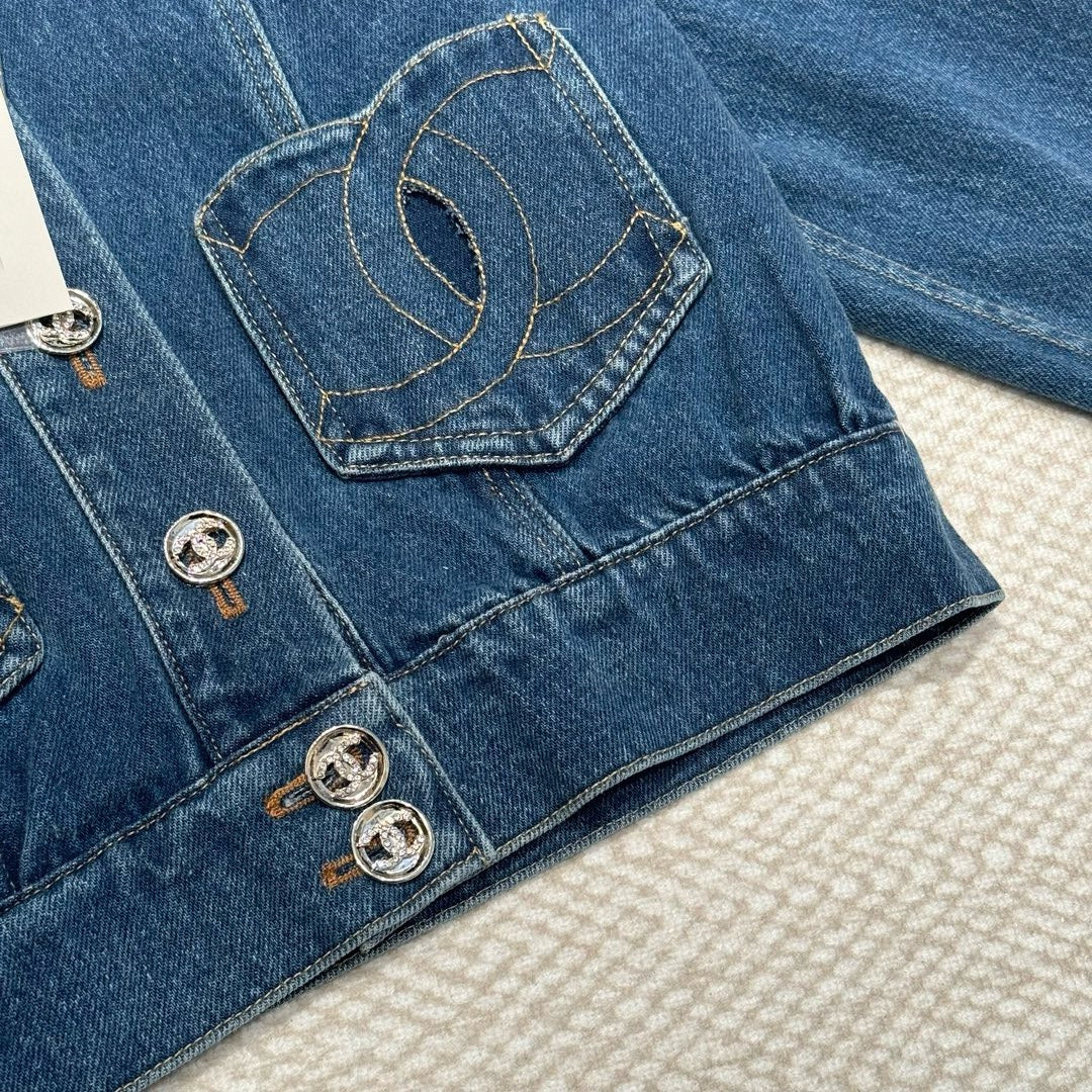 小香家-2403 雙C刺繡口袋短版牛仔夾克