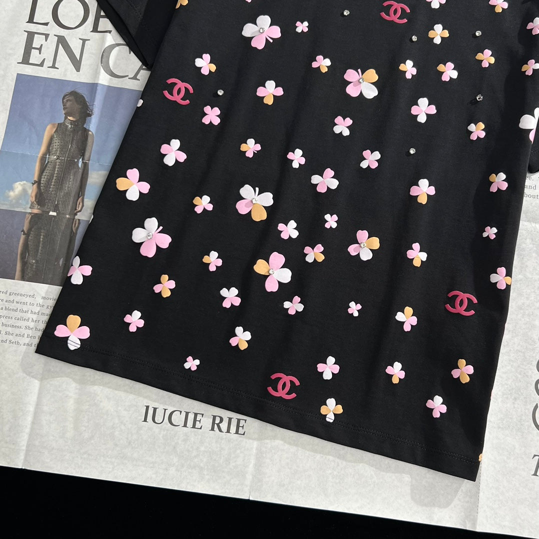 小香家-2403 重工藝定位四葉草珠片圖案藝術圓領純棉TEE 黑色