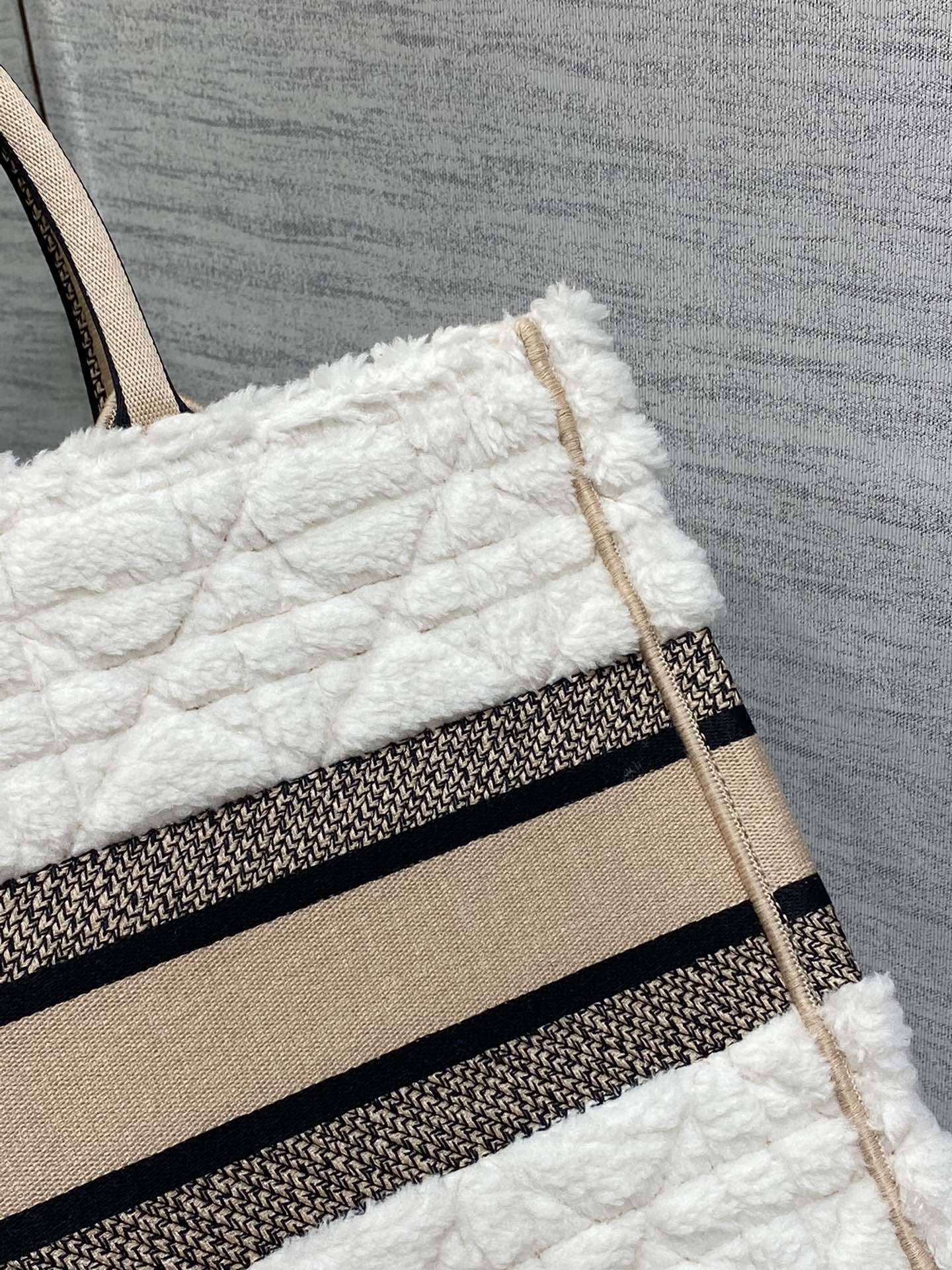 迪D家-Book Tote 2023秋冬毛毛系列 白杏色 中號